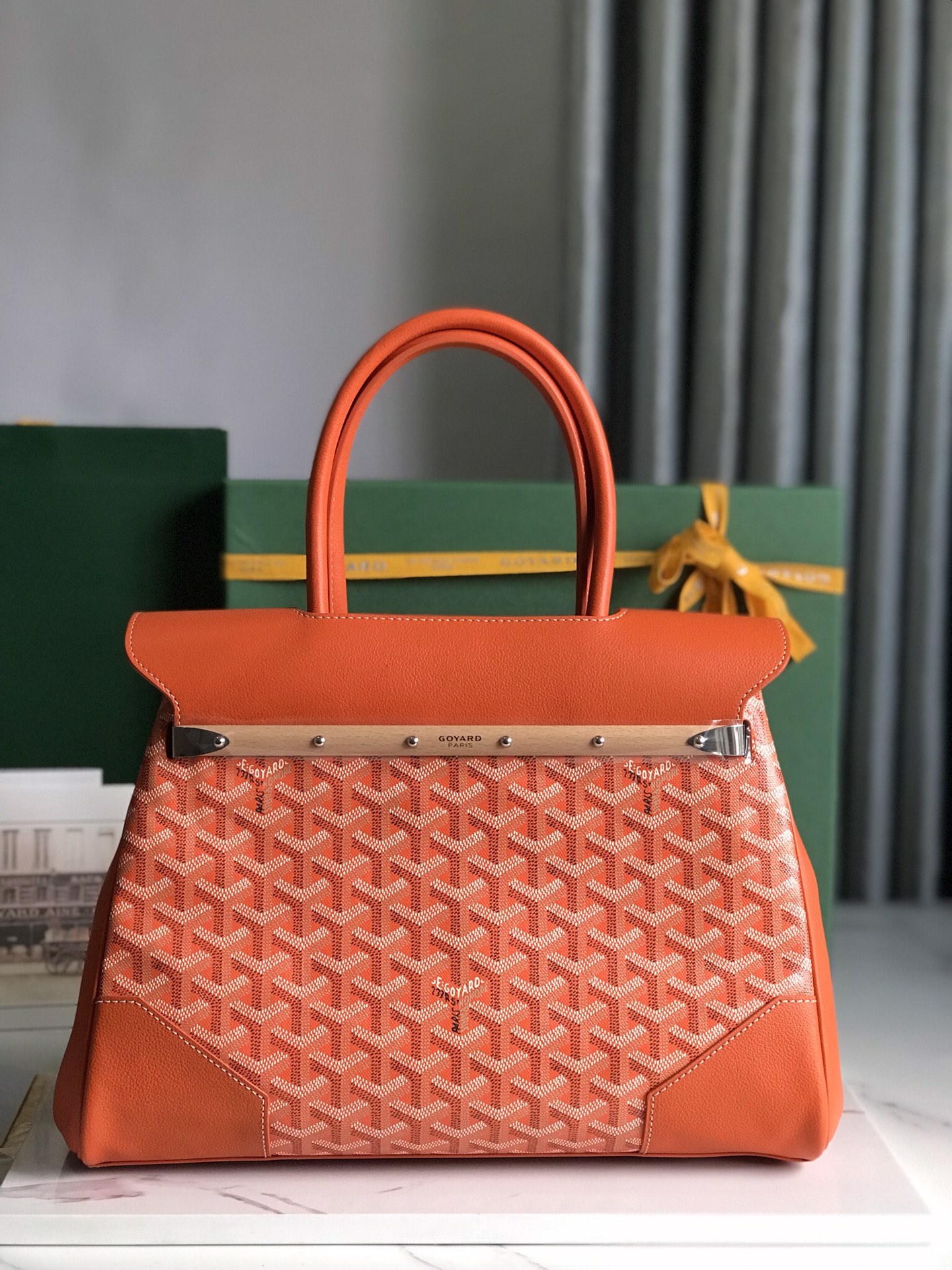 P1980 Goyard Big Red Saigon Tote This Saigon mother bag has BK's aura as soon as it appears on the scene overall more atmospheric and elegant at the same time exudes a unique and lethargic charm on both sides 🉑️ unfolding internal capacity is very large adhering to the consistent practicality and lightness of the actual test 🉑️ put 14 mac pro 11 colors can be selected at will! Classic color is very suitable for autumn and winter bright and beautiful colors can also make the dull season has more vitality size: 34x18x24cm 🔎 020236 big red - high imitation factory