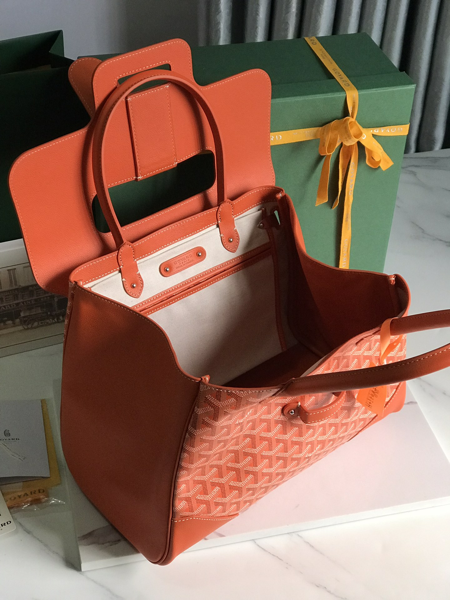 P1980 Goyard Big Red Saigon Tote حقيبة سايغون حمراء كبيرة حقيبة سايغون الأم هذه الحقيبة الأم سايغون لديها هالة BK بمجرد ظهورها على الساحة بشكل عام أكثر جاذبية وأناقة في نفس الوقت تنضح بسحر فريد وخامل على كلا الجانبين 🉑️ السعة الداخلية غير القابلة للطي كبيرة جدًا تلتزم بالتطبيق العملي المتسق وخفة الوزن المقاس 🉑️ لوضع 14 ماك برو 11 لونًا يمكن اختيارها حسب الرغبة! الألوان الكلاسيكية مناسبة جدًا لفصلي الخريف والشتاء الألوان الزاهية والجميلة يمكن أن تجعل الموسم الباهت أكثر حيوية الحجم: 34x18x24 سم 🔎 020236 أحمر كبير - مصنع تقليد عالي