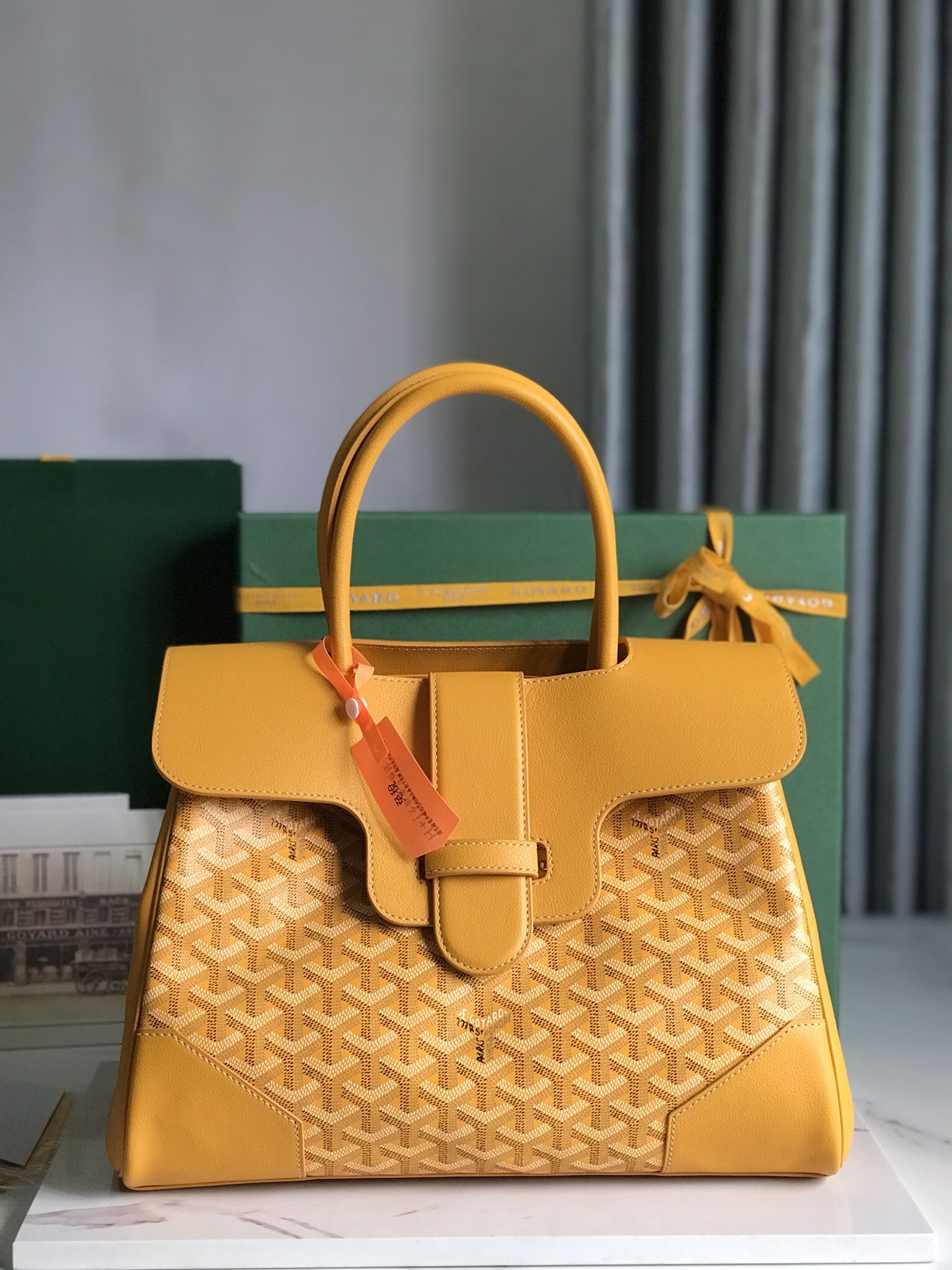 P1980 Goyard Big Red Saigon Tote حقيبة سايغون حمراء كبيرة حقيبة سايغون الأم هذه الحقيبة الأم سايغون لديها هالة BK بمجرد ظهورها على الساحة بشكل عام أكثر جاذبية وأناقة في نفس الوقت تنضح بسحر فريد وخامل على كلا الجانبين 🉑️ السعة الداخلية غير القابلة للطي كبيرة جدًا تلتزم بالتطبيق العملي المتسق وخفة الوزن المقاس 🉑️ لوضع 14 ماك برو 11 لونًا يمكن اختيارها حسب الرغبة! الألوان الكلاسيكية مناسبة جدًا لفصلي الخريف والشتاء الألوان الزاهية والجميلة يمكن أن تجعل الموسم الباهت أكثر حيوية الحجم: 34x18x24 سم 🔎 020236 أحمر كبير - مصنع تقليد عالي