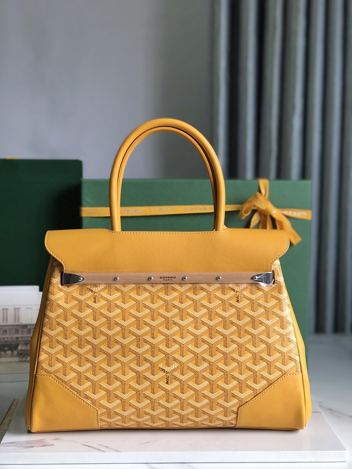 P1980 Goyard Big Red Saigon Tote This Saigon mother bag has BK's aura as soon as it appears on the scene overall more atmospheric and elegant at the same time exudes a unique and lethargic charm on both sides 🉑️ unfolding internal capacity is very large adhering to the consistent practicality and lightness of the actual test 🉑️ put 14 mac pro 11 colors can be selected at will! Classic color is very suitable for autumn and winter bright and beautiful colors can also make the dull season has more vitality size: 34x18x24cm 🔎 020236 big red - high imitation factory