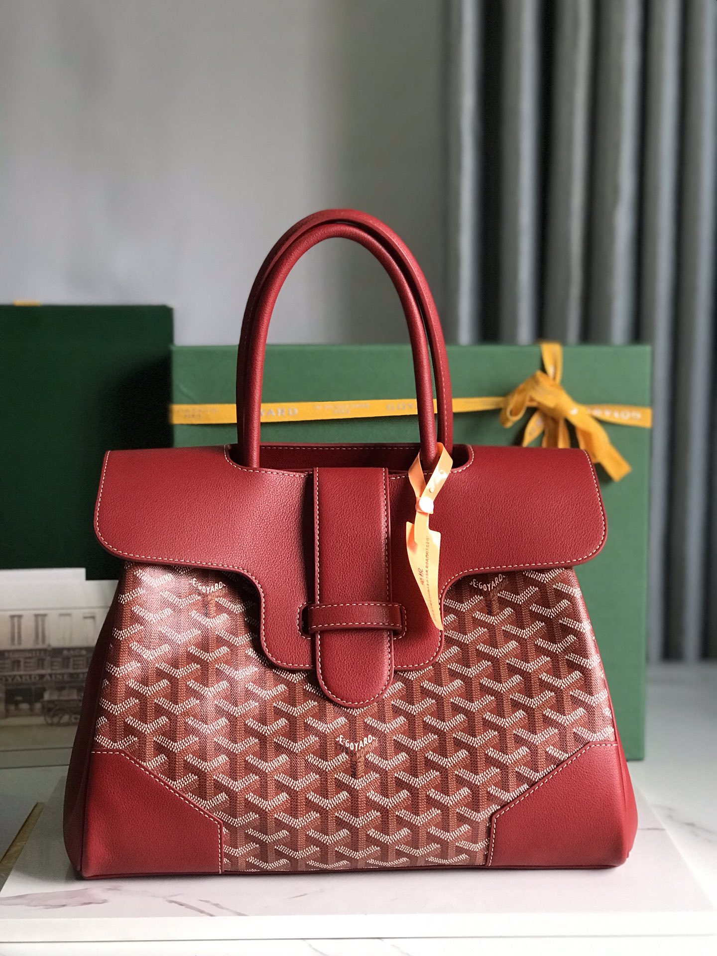 P1980 Goyard Big Red Saigon Tote Esta bolsa mãe de Saigon tem a aura de BK assim que aparece em cena em geral mais atmosférica e elegante ao mesmo tempo exala um charme único e letárgico em ambos os lados 🉑️ desdobramento da capacidade interna é muito grande aderindo à praticidade consistente e leve medida 🉑️ para colocar as 14 cores mac pro 11 podem ser selecionadas à vontade! As cores clássicas são muito adequadas para o outono e inverno cores brilhantes e bonitas também podem fazer a estação maçante tem mais vitalidade tamanho: 34x18x24cm 🔎 020236 vermelho grande - fábrica de alta imitação