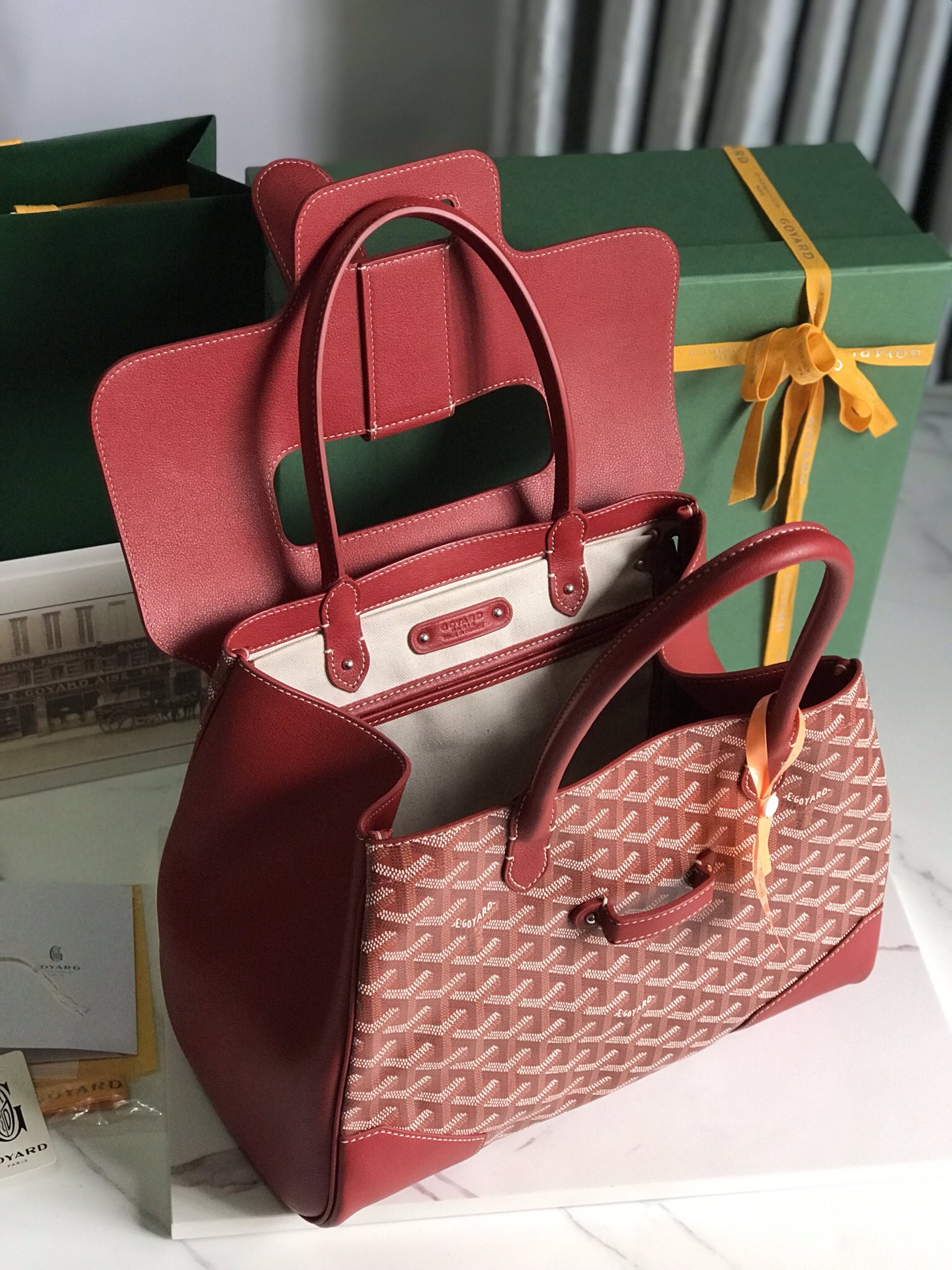 P1980 Goyard Big Red Saigon Tote Ce sac mère Saigon a l'aura de BK dès qu'il apparaît sur la scène globalement plus atmosphérique et élégant en même temps dégage un charme unique et léthargique des deux côtés 🉑️ déplier la capacité interne est très grande adhérant à la praticité cohérente et légère mesurée 🉑️ pour mettre le 14 mac pro 11 couleurs peuvent être sélectionnées à volonté ! Les couleurs classiques sont très appropriés pour l'automne et l'hiver couleurs vives et belles peuvent également faire la saison terne a plus de vitalité taille : 34x18x24cm 🔎 020236 grand rouge - haute imitation usine.