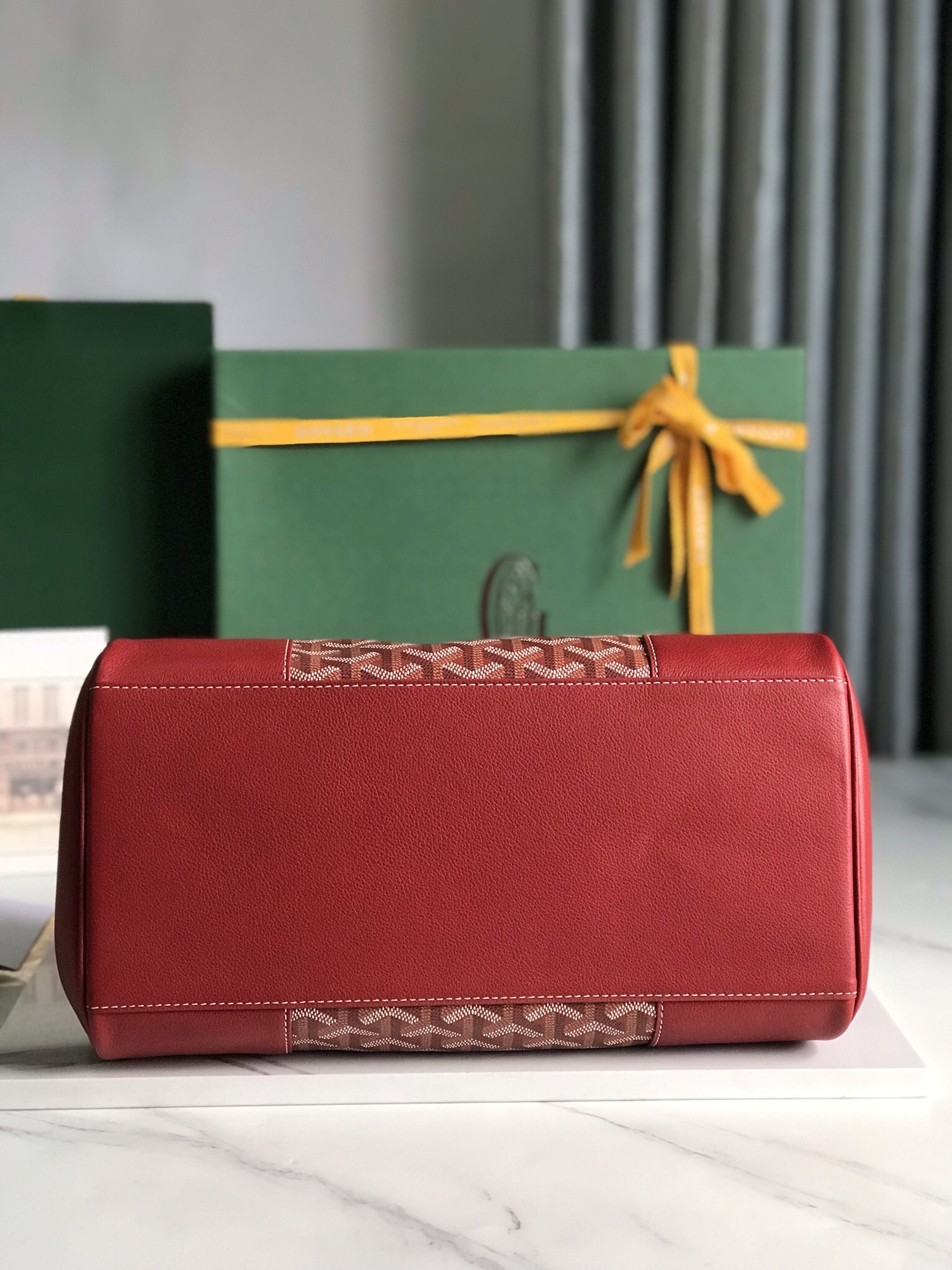 P1980 Goyard Big Red Saigon Tote Esta bolsa mãe de Saigon tem a aura de BK assim que aparece em cena em geral mais atmosférica e elegante ao mesmo tempo exala um charme único e letárgico em ambos os lados 🉑️ desdobramento da capacidade interna é muito grande aderindo à praticidade consistente e leve medida 🉑️ para colocar as 14 cores mac pro 11 podem ser selecionadas à vontade! As cores clássicas são muito adequadas para o outono e inverno cores brilhantes e bonitas também podem fazer a estação maçante tem mais vitalidade tamanho: 34x18x24cm 🔎 020236 vermelho grande - fábrica de alta imitação