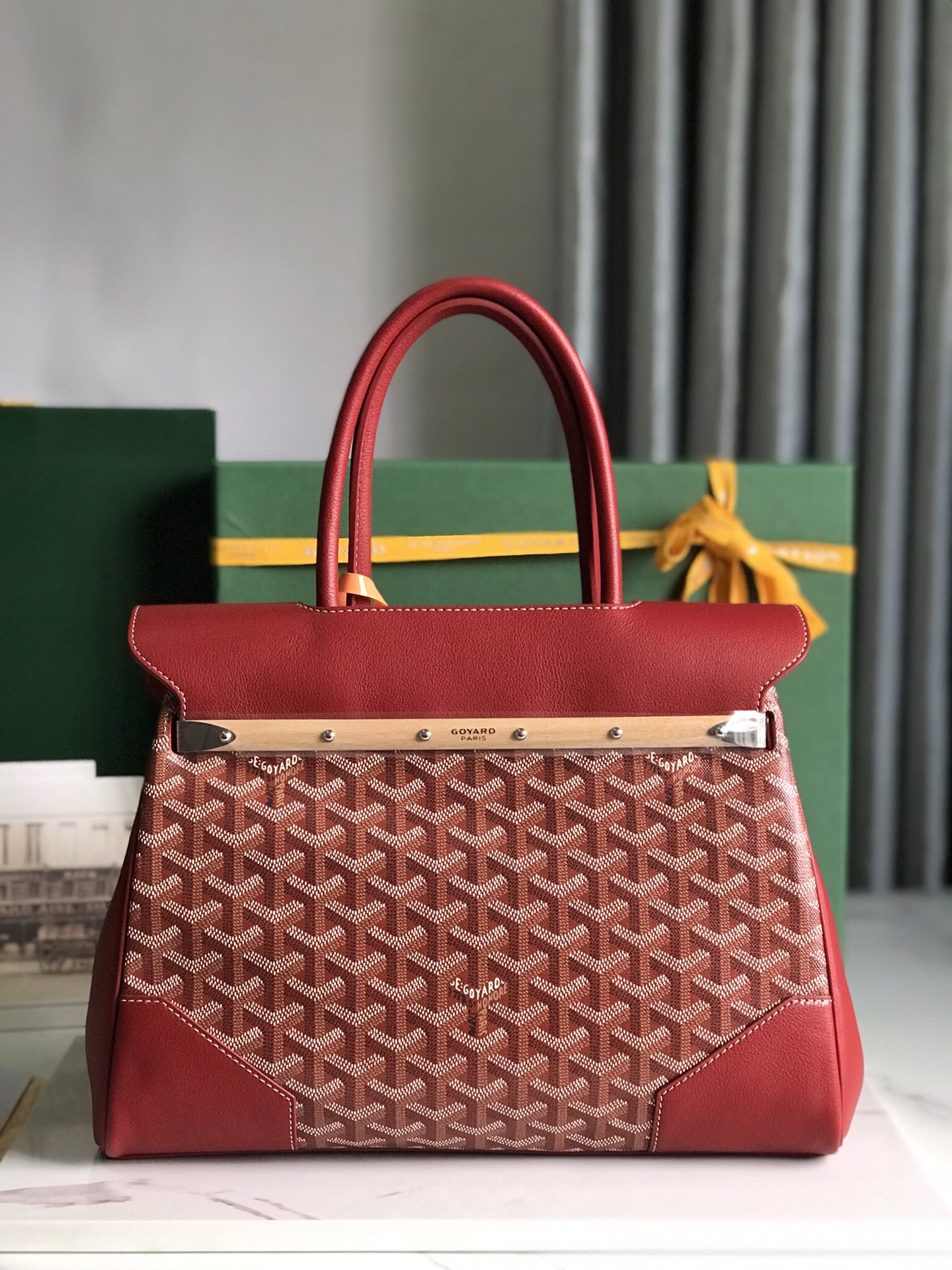 P1980 Goyard Big Red Saigon Tote Esta bolsa mãe de Saigon tem a aura de BK assim que aparece em cena em geral mais atmosférica e elegante ao mesmo tempo exala um charme único e letárgico em ambos os lados 🉑️ desdobramento da capacidade interna é muito grande aderindo à praticidade consistente e leve medida 🉑️ para colocar as 14 cores mac pro 11 podem ser selecionadas à vontade! As cores clássicas são muito adequadas para o outono e inverno cores brilhantes e bonitas também podem fazer a estação maçante tem mais vitalidade tamanho: 34x18x24cm 🔎 020236 vermelho grande - fábrica de alta imitação