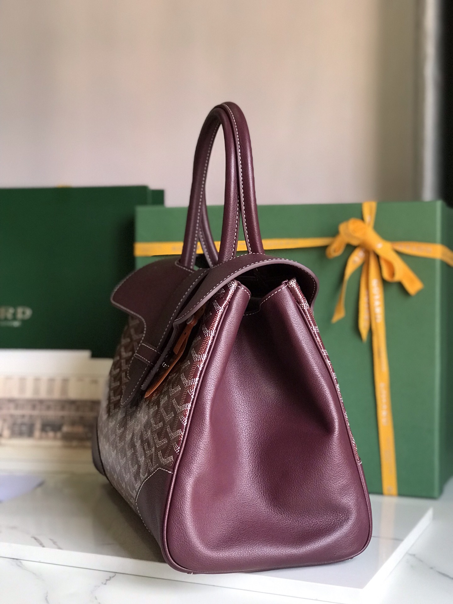 P1980 Goyard Big Red Saigon Tote حقيبة سايغون حمراء كبيرة حقيبة سايغون الأم هذه الحقيبة الأم سايغون لديها هالة BK بمجرد ظهورها على الساحة بشكل عام أكثر جاذبية وأناقة في نفس الوقت تنضح بسحر فريد وخامل على كلا الجانبين 🉑️ السعة الداخلية غير القابلة للطي كبيرة جدًا تلتزم بالتطبيق العملي المتسق وخفة الوزن المقاس 🉑️ لوضع 14 ماك برو 11 لونًا يمكن اختيارها حسب الرغبة! الألوان الكلاسيكية مناسبة جدًا لفصلي الخريف والشتاء الألوان الزاهية والجميلة يمكن أن تجعل الموسم الباهت أكثر حيوية الحجم: 34x18x24 سم 🔎 020236 أحمر كبير - مصنع تقليد عالي