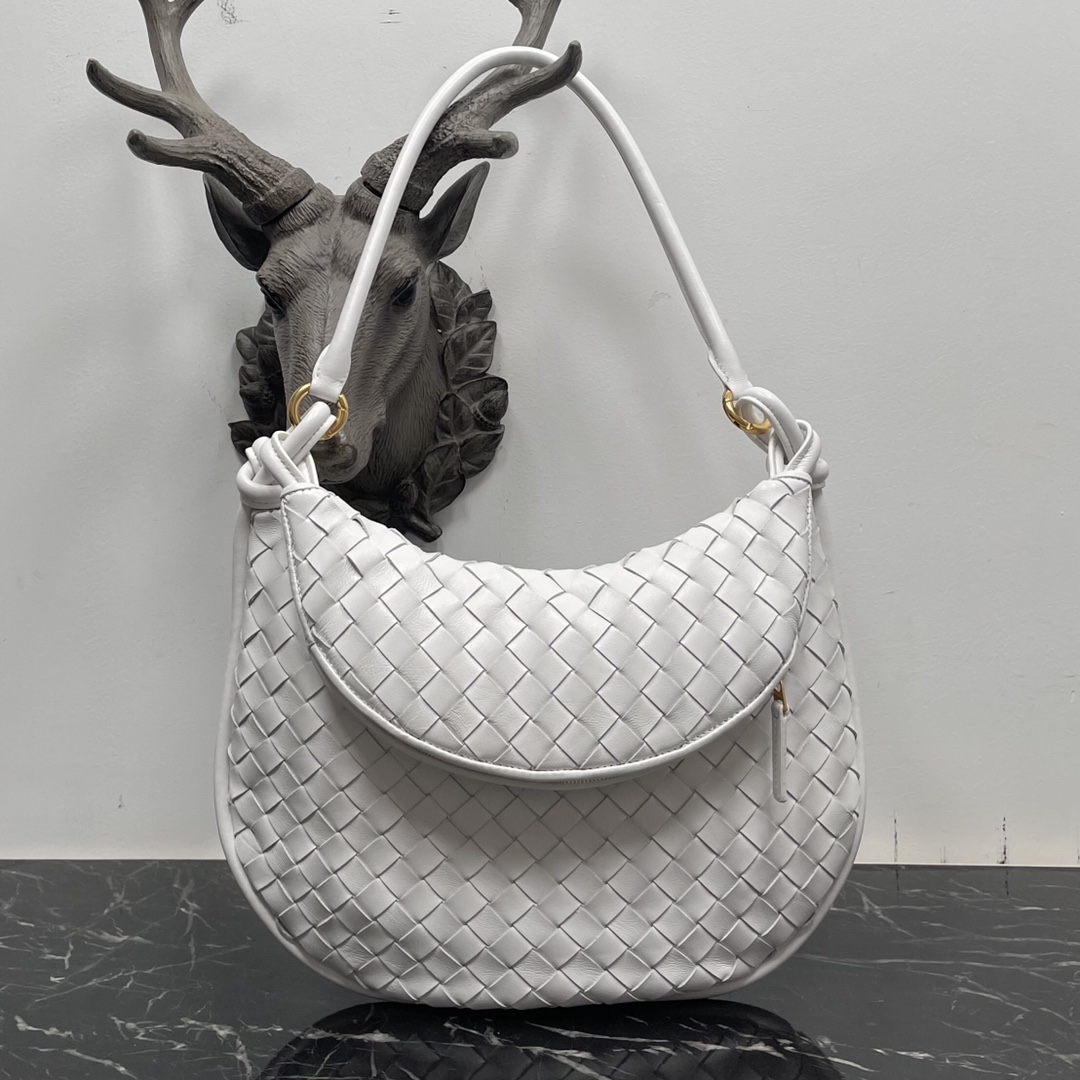 Bottega Veneta Large Coffee Gemelli Bag 🤎 Issu du défilé Hiver 2023, le sac Gemelli, qui signifie " jumeau " en italien, est un modèle astucieux et intéressant, avec un grand sac et une poignée zippée qui crée l'effet d'un sac jumeau. 🤍Le design global fait écho au " pouvoir de l'empilement " de la collection Été 2023, avec le sac Gemelli, qui est un jumelage de deux sacs, réunis par un nœud qui relie les sections supérieure et inférieure, un design classique de Bottega Veneta 🖤. Moyen Numéro de modèle : 8004 Taille : 36*10*25cm-Haut Faux Factory