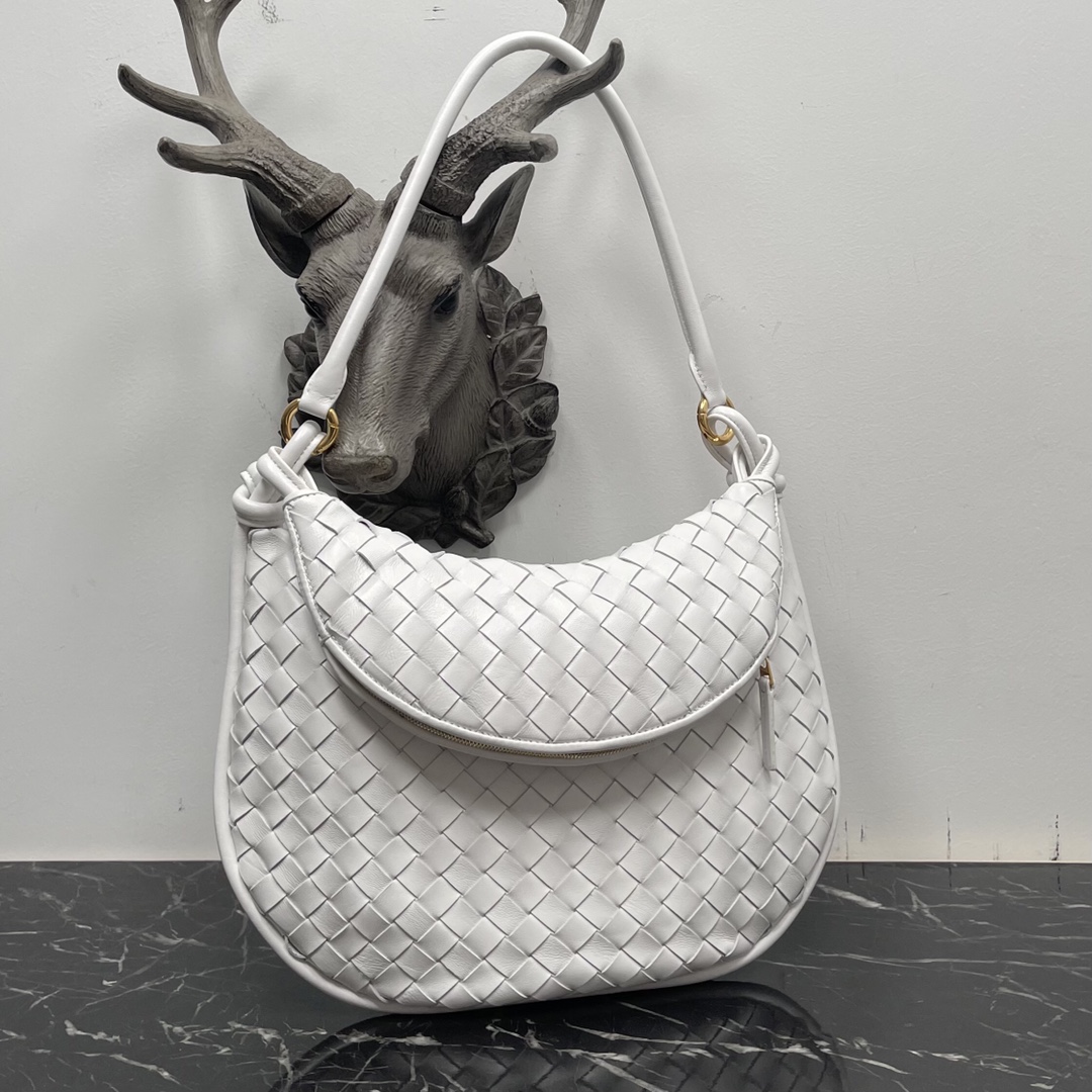 Bottega Veneta Large Coffee Gemelli Bag 🤎 Issu du défilé Hiver 2023, le sac Gemelli, qui signifie " jumeau " en italien, est un modèle astucieux et intéressant, avec un grand sac et une poignée zippée qui crée l'effet d'un sac jumeau. 🤍Le design global fait écho au " pouvoir de l'empilement " de la collection Été 2023, avec le sac Gemelli, qui est un jumelage de deux sacs, réunis par un nœud qui relie les sections supérieure et inférieure, un design classique de Bottega Veneta 🖤. Moyen Numéro de modèle : 8004 Taille : 36*10*25cm-Haut Faux Factory