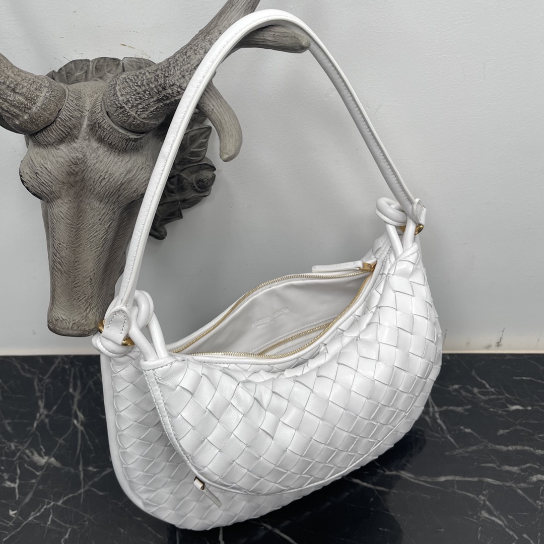 Bottega Veneta Large Coffee Gemelli Bag 🤎 Issu du défilé Hiver 2023, le sac Gemelli, qui signifie " jumeau " en italien, est un modèle astucieux et intéressant, avec un grand sac et une poignée zippée qui crée l'effet d'un sac jumeau. 🤍Le design global fait écho au " pouvoir de l'empilement " de la collection Été 2023, avec le sac Gemelli, qui est un jumelage de deux sacs, réunis par un nœud qui relie les sections supérieure et inférieure, un design classique de Bottega Veneta 🖤. Moyen Numéro de modèle : 8004 Taille : 36*10*25cm-Haut Faux Factory