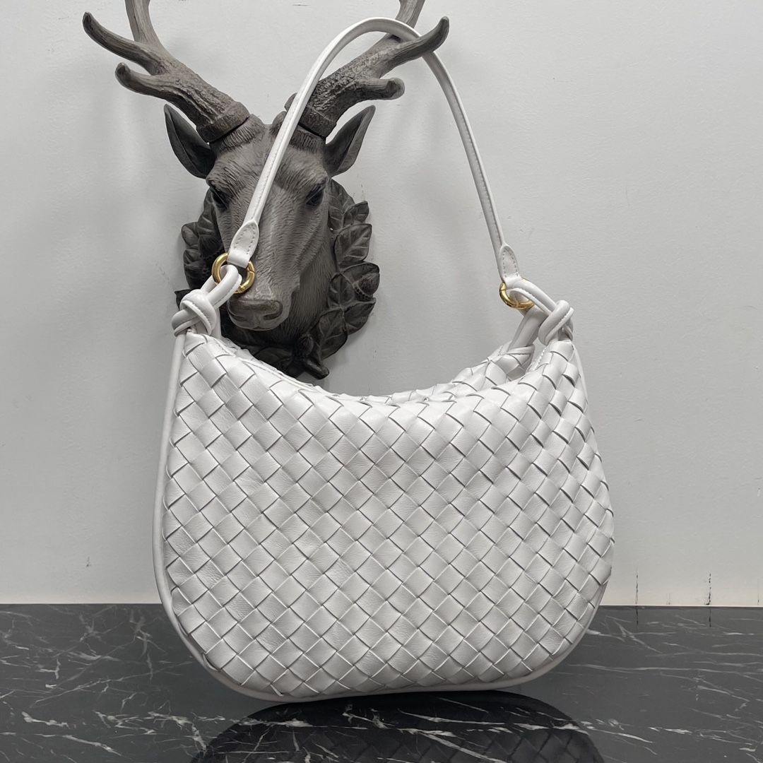 Bottega Veneta Large Coffee Gemelli Bag 🤎 Issu du défilé Hiver 2023, le sac Gemelli, qui signifie " jumeau " en italien, est un modèle astucieux et intéressant, avec un grand sac et une poignée zippée qui crée l'effet d'un sac jumeau. 🤍Le design global fait écho au " pouvoir de l'empilement " de la collection Été 2023, avec le sac Gemelli, qui est un jumelage de deux sacs, réunis par un nœud qui relie les sections supérieure et inférieure, un design classique de Bottega Veneta 🖤. Moyen Numéro de modèle : 8004 Taille : 36*10*25cm-Haut Faux Factory