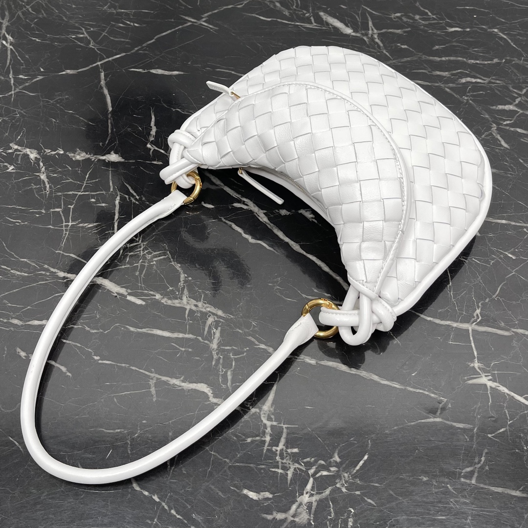 Bottega Veneta Small White Gemelli A very hot underarm bag 🔥 Unique half-moon design is very recognizable! Shu Qi with the same model ✨ Twin bag has a removable half-moon zipper handheld with a sense of design at the same time, but also with a good match to make people bright Unique structural design to meet the needs of different occasions Small Model No.: 8004 Size: 24.5 * 7 * 19cm - high imitation factory