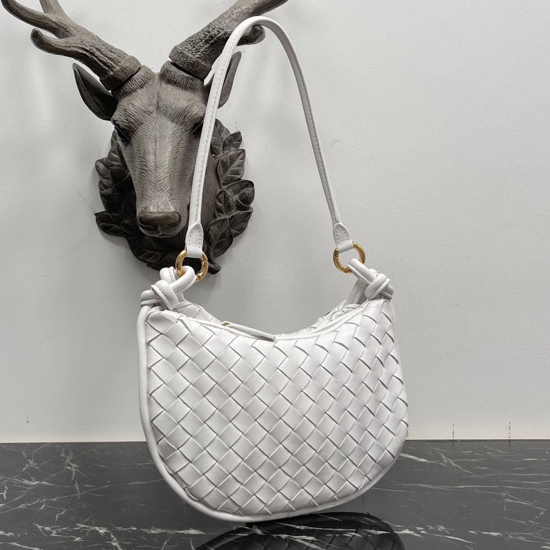 Bottega Veneta Small White Gemelli A very hot underarm bag 🔥 Unique half-moon design is very recognizable! Shu Qi with the same model ✨ Twin bag has a removable half-moon zipper handheld with a sense of design at the same time, but also with a good match to make people bright Unique structural design to meet the needs of different occasions Small Model No.: 8004 Size: 24.5 * 7 * 19cm - high imitation factory