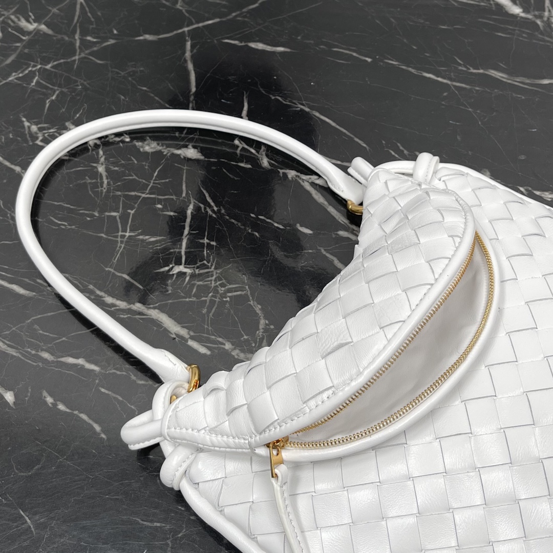 Bottega Veneta Small White Gemelli A very hot underarm bag 🔥 Unique half-moon design is very recognizable! Shu Qi with the same model ✨ Twin bag has a removable half-moon zipper handheld with a sense of design at the same time, but also with a good match to make people bright Unique structural design to meet the needs of different occasions Small Model No.: 8004 Size: 24.5 * 7 * 19cm - high imitation factory