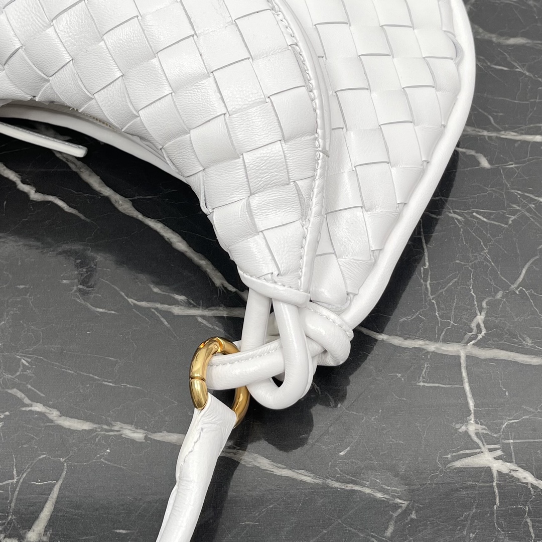 Bottega Veneta Small White Gemelli A very hot underarm bag 🔥 Unique half-moon design is very recognizable! Shu Qi with the same model ✨ Twin bag has a removable half-moon zipper handheld with a sense of design at the same time, but also with a good match to make people bright Unique structural design to meet the needs of different occasions Small Model No.: 8004 Size: 24.5 * 7 * 19cm - high imitation factory