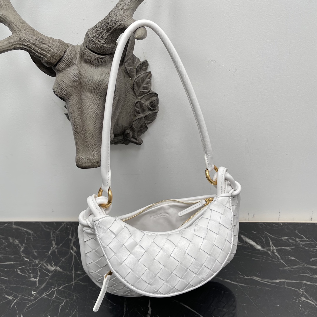 Bottega Veneta Small White Gemelli A very hot underarm bag 🔥 Unique half-moon design is very recognizable! Shu Qi with the same model ✨ Twin bag has a removable half-moon zipper handheld with a sense of design at the same time, but also with a good match to make people bright Unique structural design to meet the needs of different occasions Small Model No.: 8004 Size: 24.5 * 7 * 19cm - high imitation factory