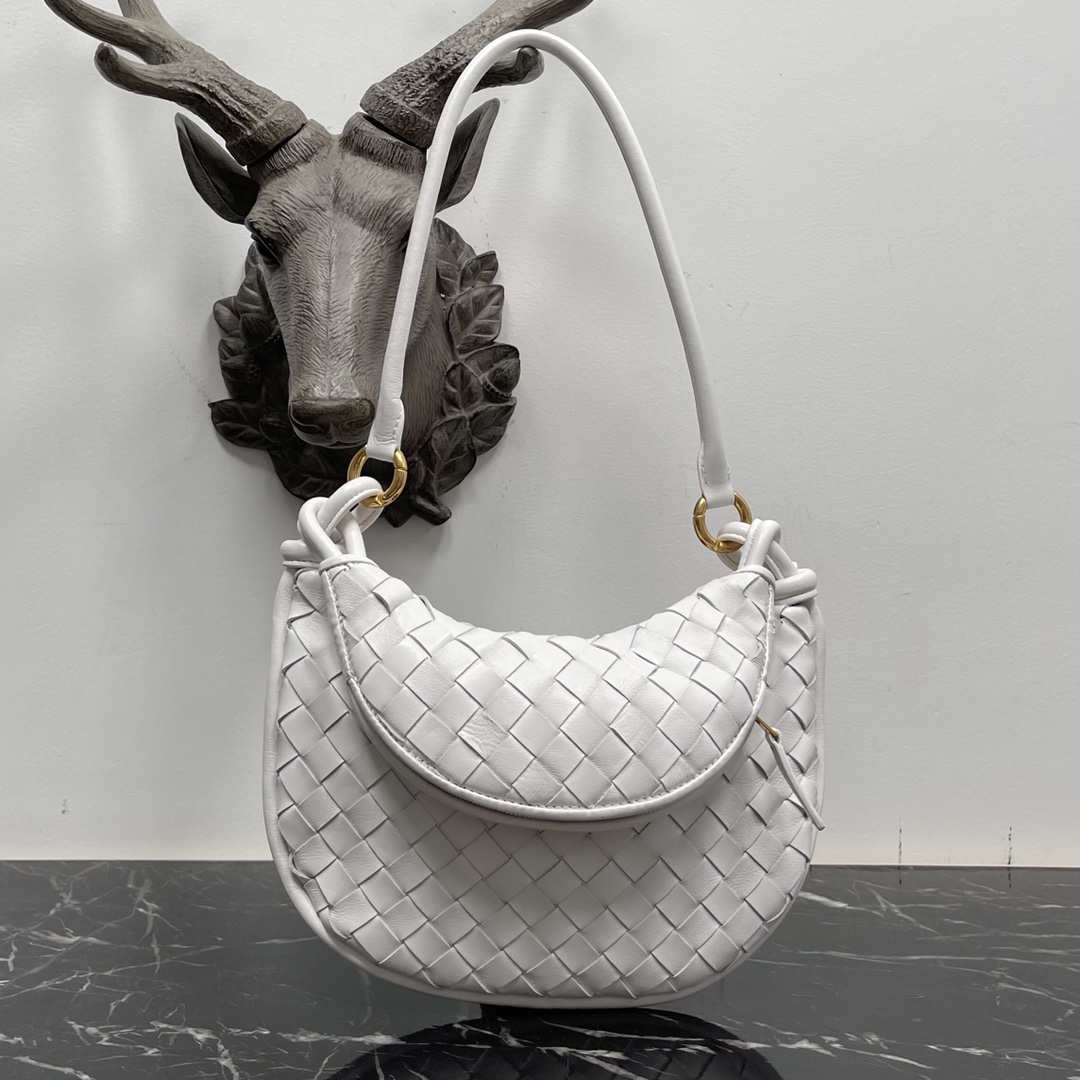 Bottega Veneta Small White Gemelli A very hot underarm bag 🔥 Unique half-moon design is very recognizable! Shu Qi with the same model ✨ Twin bag has a removable half-moon zipper handheld with a sense of design at the same time, but also with a good match to make people bright Unique structural design to meet the needs of different occasions Small Model No.: 8004 Size: 24.5 * 7 * 19cm - high imitation factory