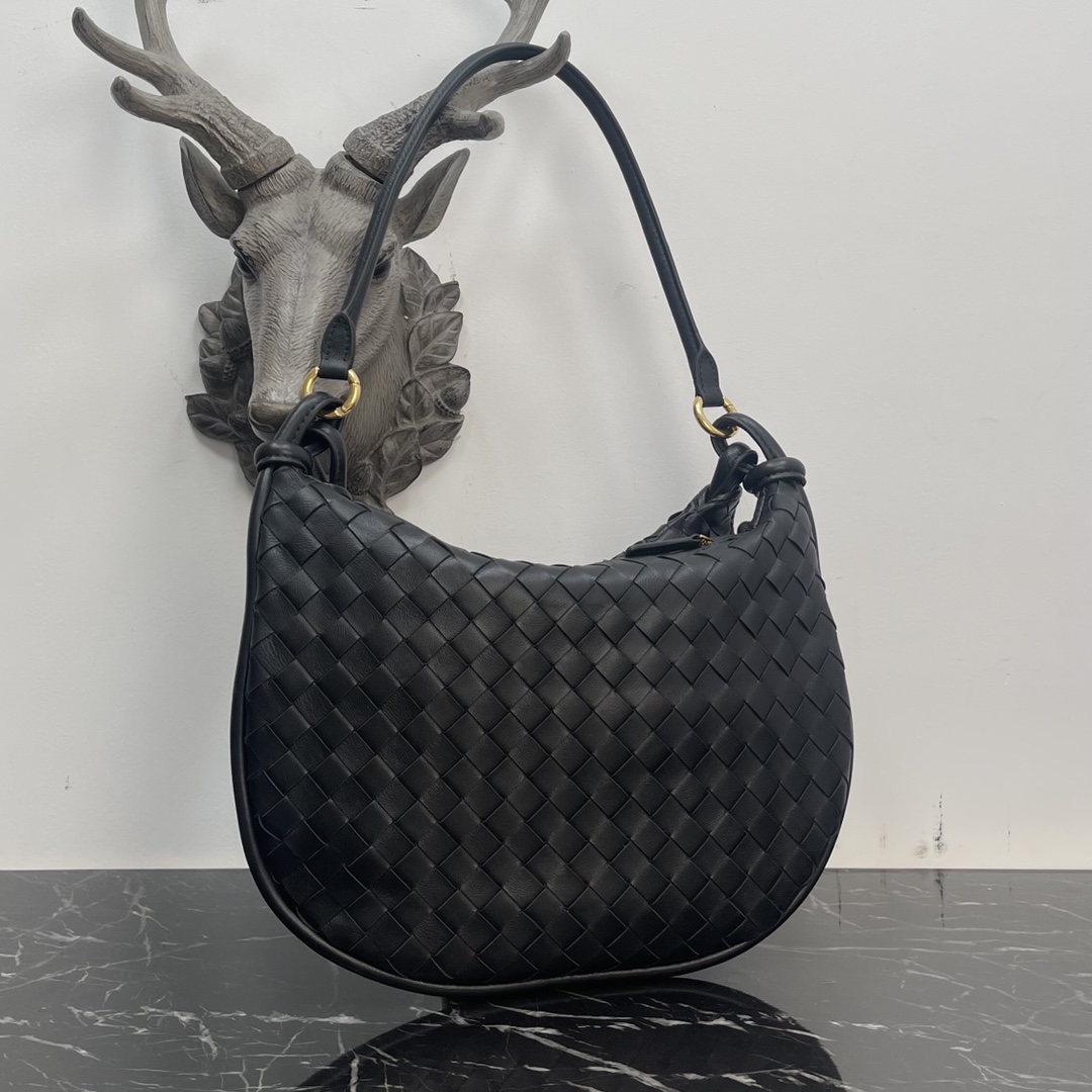 Bottega Veneta Large Coffee Gemelli Bag 🤎 Issu du défilé Hiver 2023, le sac Gemelli, qui signifie " jumeau " en italien, est un modèle astucieux et intéressant, avec un grand sac et une poignée zippée qui crée l'effet d'un sac jumeau. 🤍Le design global fait écho au " pouvoir de l'empilement " de la collection Été 2023, avec le sac Gemelli, qui est un jumelage de deux sacs, réunis par un nœud qui relie les sections supérieure et inférieure, un design classique de Bottega Veneta 🖤. Moyen Numéro de modèle : 8004 Taille : 36*10*25cm-Haut Faux Factory