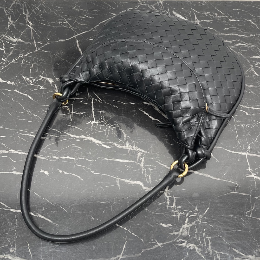 Bottega Veneta Large Coffee Gemelli Bag 🤎 Issu du défilé Hiver 2023, le sac Gemelli, qui signifie " jumeau " en italien, est un modèle astucieux et intéressant, avec un grand sac et une poignée zippée qui crée l'effet d'un sac jumeau. 🤍Le design global fait écho au " pouvoir de l'empilement " de la collection Été 2023, avec le sac Gemelli, qui est un jumelage de deux sacs, réunis par un nœud qui relie les sections supérieure et inférieure, un design classique de Bottega Veneta 🖤. Moyen Numéro de modèle : 8004 Taille : 36*10*25cm-Haut Faux Factory