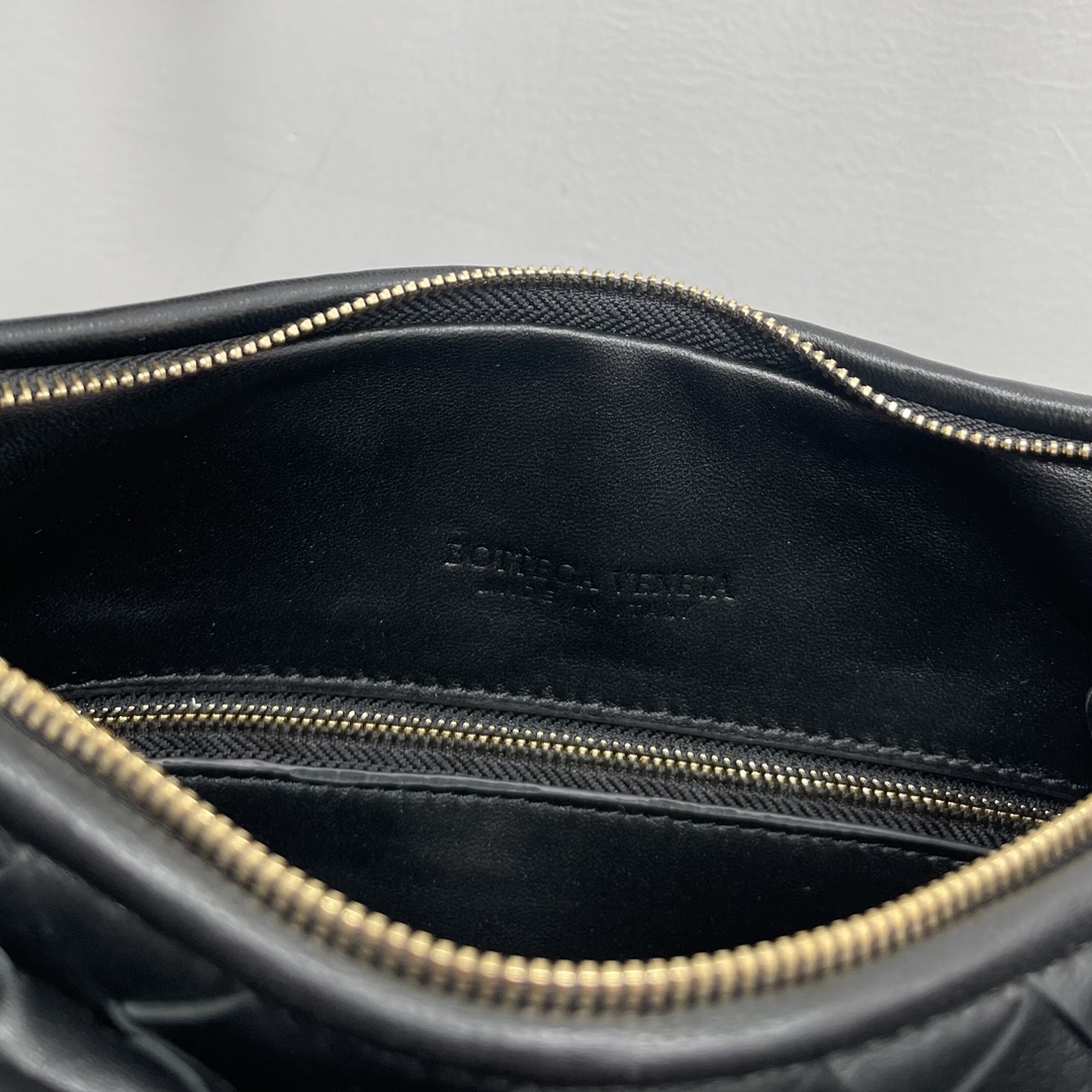 Bottega Veneta Bolso Gemelli Grande Negro🤎Del desfile de Invierno 2023, el bolso Gemelli, que significa "gemelo" en italiano, es un diseño inteligente e interesante, con un bolso grande y un asa con cremallera que crea el efecto de un bolso gemelo. 🤍El diseño general se hace eco del "poder del apilamiento" de la colección Verano 2023, con el bolso Gemelli, que es un emparejamiento de dos bolsos, unidos por un nudo que conecta las secciones superior e inferior, un diseño clásico de Bottega Veneta 🖤. Mediana Modelo No.: 8004 Tamaño: 36*10*25cm-Alta Faux Factory