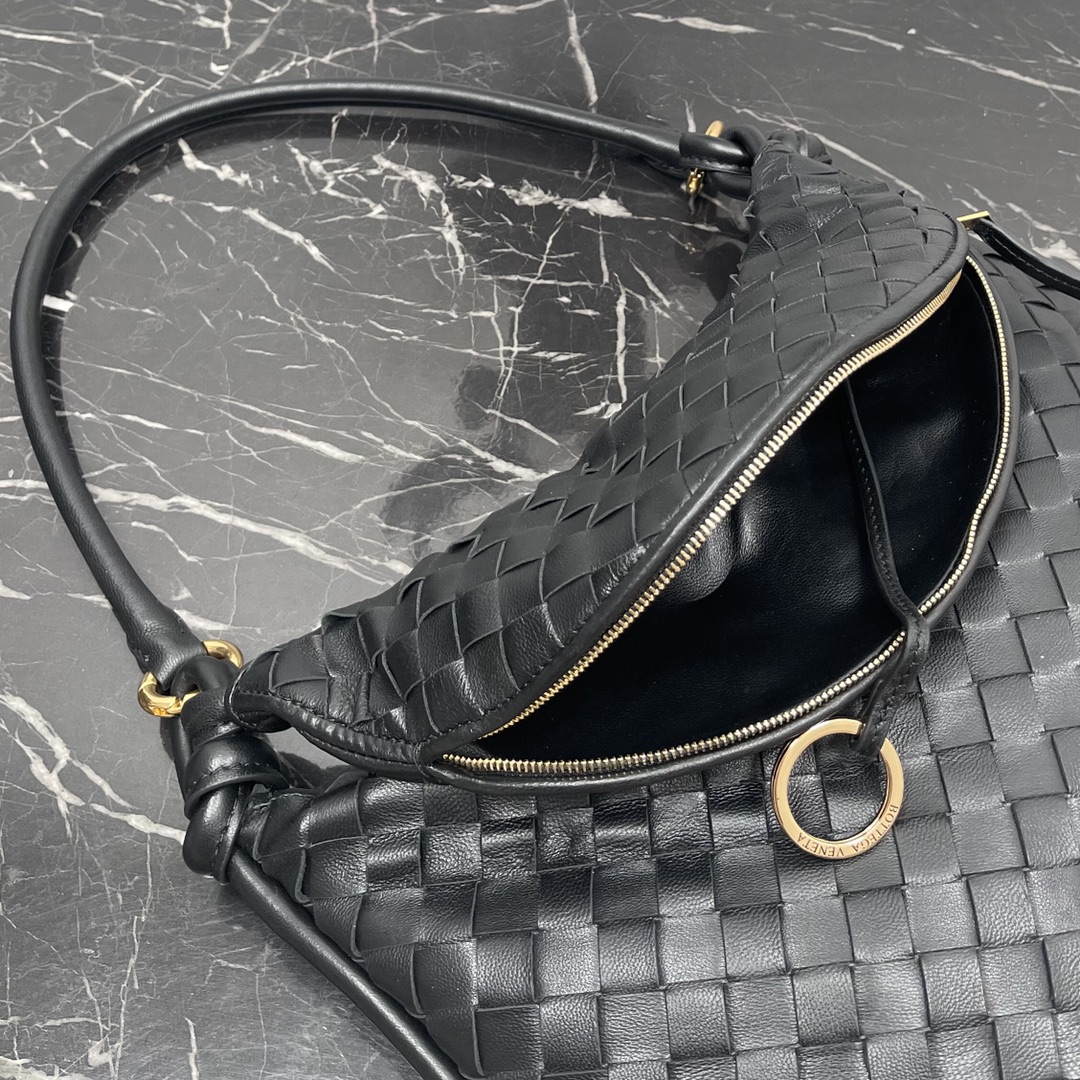 Bolsa Bottega Veneta Large Coffee Gemelli 🤎 Do show Winter 2023, a bolsa Gemelli, que significa "gêmea" em italiano, é um design inteligente e interessante, com uma bolsa grande e uma alça com zíper que cria o efeito de uma bolsa dupla. O design geral ecoa o "poder de empilhamento" da coleção Summer 2023, com a bolsa Gemelli, que é um emparelhamento de duas bolsas, unidas por um nó que conecta as seções superior e inferior, um design clássico da Bottega Veneta 🖤. Modelo médio N.º: 8004 Tamanho: 36*10*25cm-Alto Fábrica de Falsos