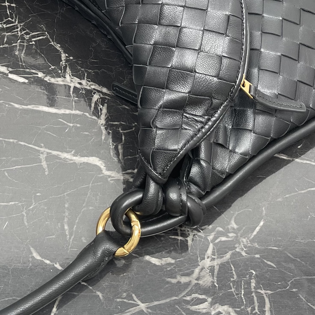 Bolsa Bottega Veneta Large Coffee Gemelli 🤎 Do show Winter 2023, a bolsa Gemelli, que significa "gêmea" em italiano, é um design inteligente e interessante, com uma bolsa grande e uma alça com zíper que cria o efeito de uma bolsa dupla. O design geral ecoa o "poder de empilhamento" da coleção Summer 2023, com a bolsa Gemelli, que é um emparelhamento de duas bolsas, unidas por um nó que conecta as seções superior e inferior, um design clássico da Bottega Veneta 🖤. Modelo médio N.º: 8004 Tamanho: 36*10*25cm-Alto Fábrica de Falsos