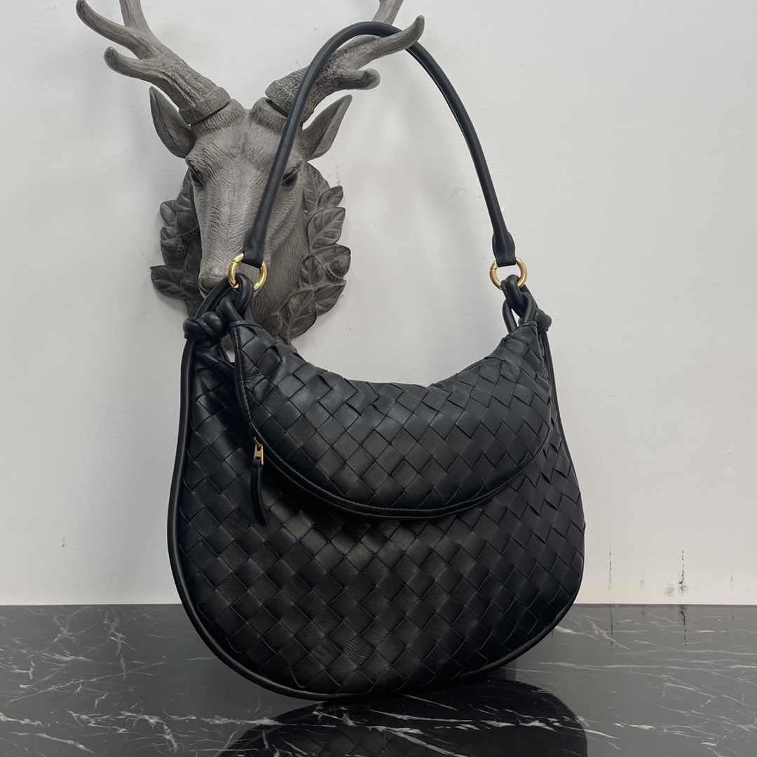 Bottega Veneta Bolso Gemelli Grande Negro🤎Del desfile de Invierno 2023, el bolso Gemelli, que significa "gemelo" en italiano, es un diseño inteligente e interesante, con un bolso grande y un asa con cremallera que crea el efecto de un bolso gemelo. 🤍El diseño general se hace eco del "poder del apilamiento" de la colección Verano 2023, con el bolso Gemelli, que es un emparejamiento de dos bolsos, unidos por un nudo que conecta las secciones superior e inferior, un diseño clásico de Bottega Veneta 🖤. Mediana Modelo No.: 8004 Tamaño: 36*10*25cm-Alta Faux Factory