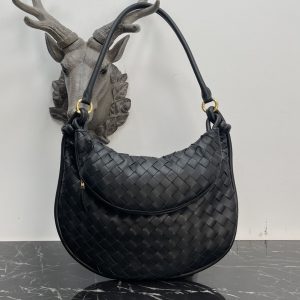 Bottega Veneta Bolso Gemelli Grande Negro🤎Del desfile de Invierno 2023, el bolso Gemelli, que significa "gemelo" en italiano, es un diseño inteligente e interesante, con un bolso grande y un asa con cremallera que crea el efecto de un bolso gemelo. 🤍El diseño general se hace eco del "poder del apilamiento" de la colección Verano 2023, con el bolso Gemelli, que es un emparejamiento de dos bolsos, unidos por un nudo que conecta las secciones superior e inferior, un diseño clásico de Bottega Veneta 🖤. Mediana Modelo No.: 8004 Tamaño: 36*10*25cm-Alta Faux Factory