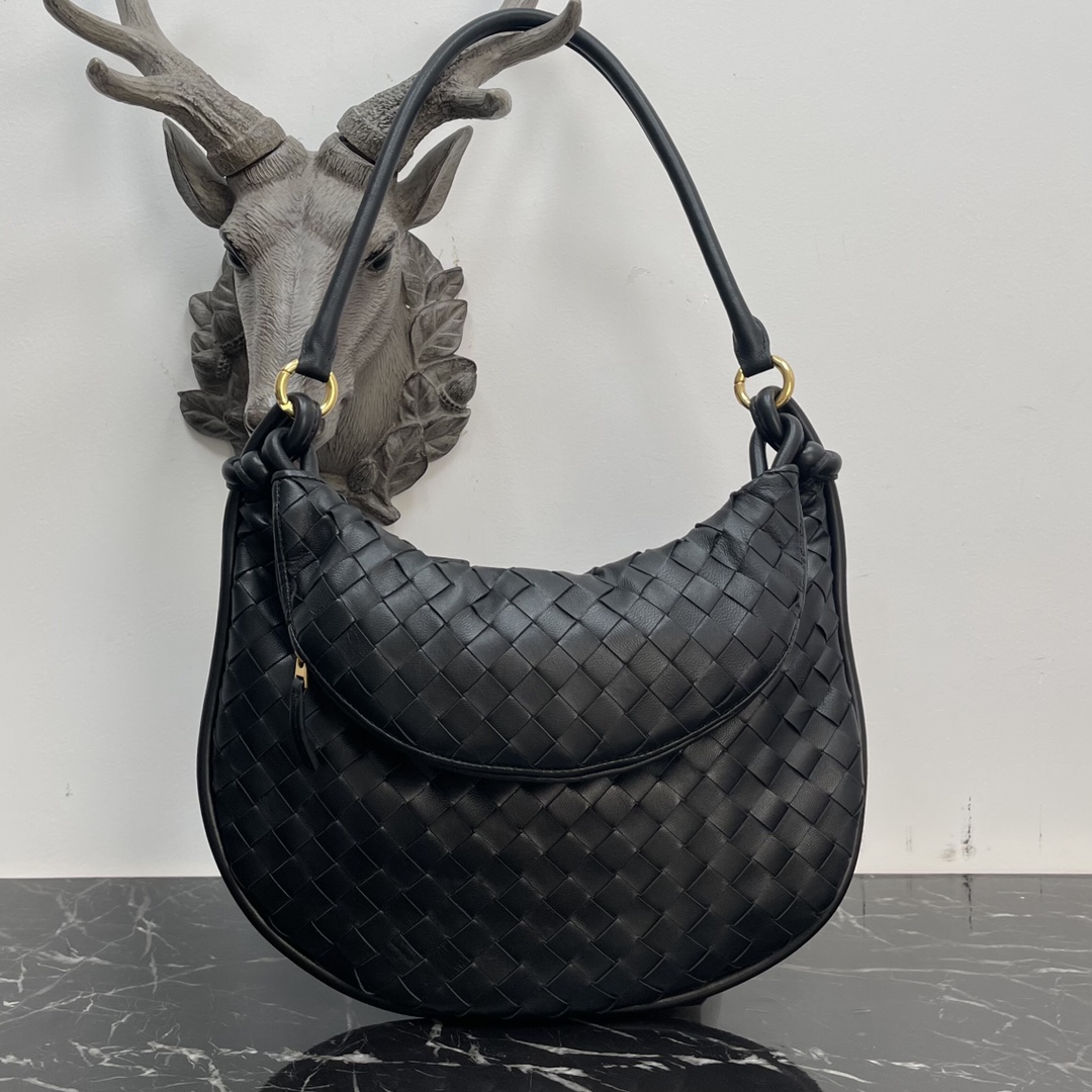 Bolsa Bottega Veneta Large Coffee Gemelli 🤎 Do show Winter 2023, a bolsa Gemelli, que significa "gêmea" em italiano, é um design inteligente e interessante, com uma bolsa grande e uma alça com zíper que cria o efeito de uma bolsa dupla. O design geral ecoa o "poder de empilhamento" da coleção Summer 2023, com a bolsa Gemelli, que é um emparelhamento de duas bolsas, unidas por um nó que conecta as seções superior e inferior, um design clássico da Bottega Veneta 🖤. Modelo médio N.º: 8004 Tamanho: 36*10*25cm-Alto Fábrica de Falsos