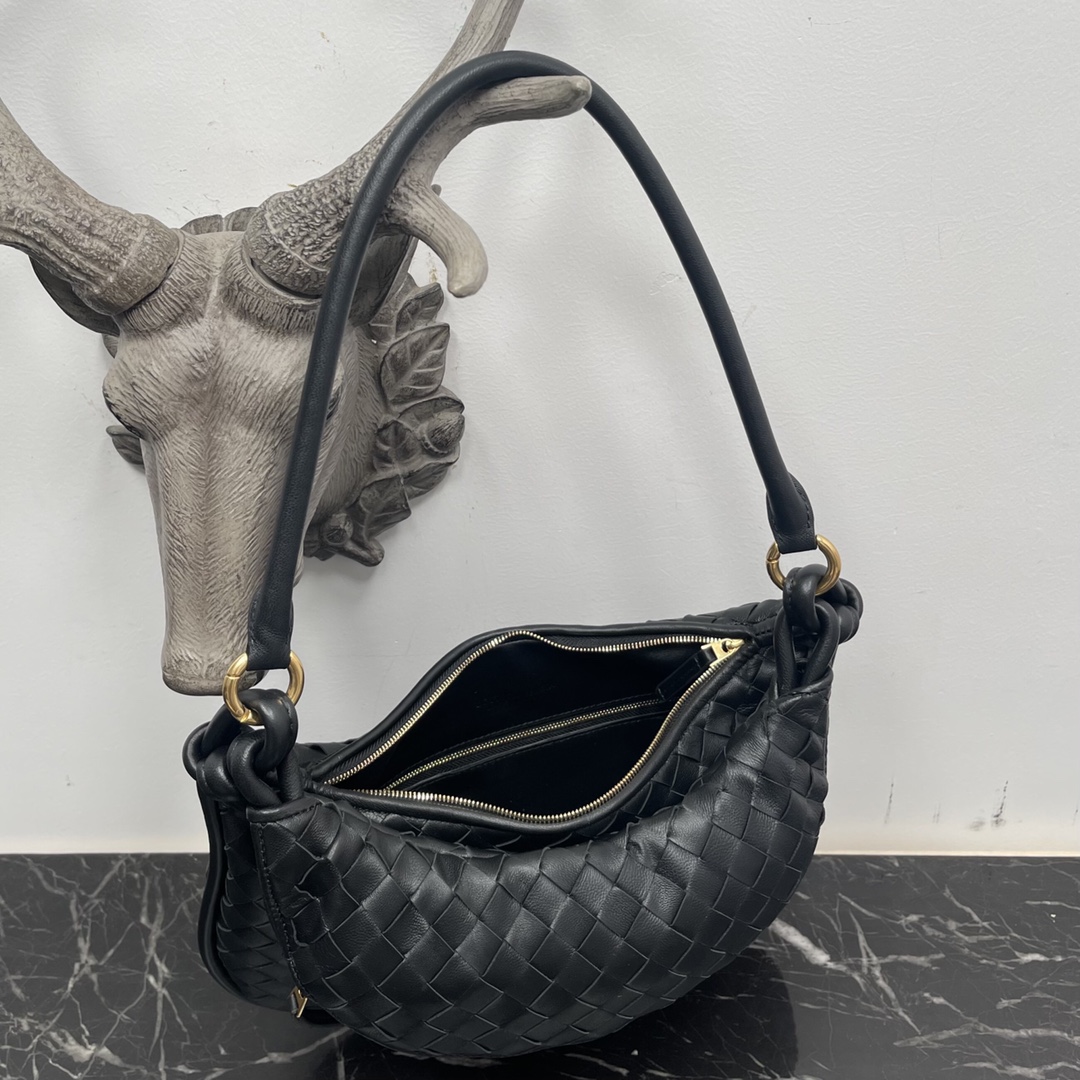 Bottega Veneta Bolso Gemelli Grande Negro🤎Del desfile de Invierno 2023, el bolso Gemelli, que significa "gemelo" en italiano, es un diseño inteligente e interesante, con un bolso grande y un asa con cremallera que crea el efecto de un bolso gemelo. 🤍El diseño general se hace eco del "poder del apilamiento" de la colección Verano 2023, con el bolso Gemelli, que es un emparejamiento de dos bolsos, unidos por un nudo que conecta las secciones superior e inferior, un diseño clásico de Bottega Veneta 🖤. Mediana Modelo No.: 8004 Tamaño: 36*10*25cm-Alta Faux Factory