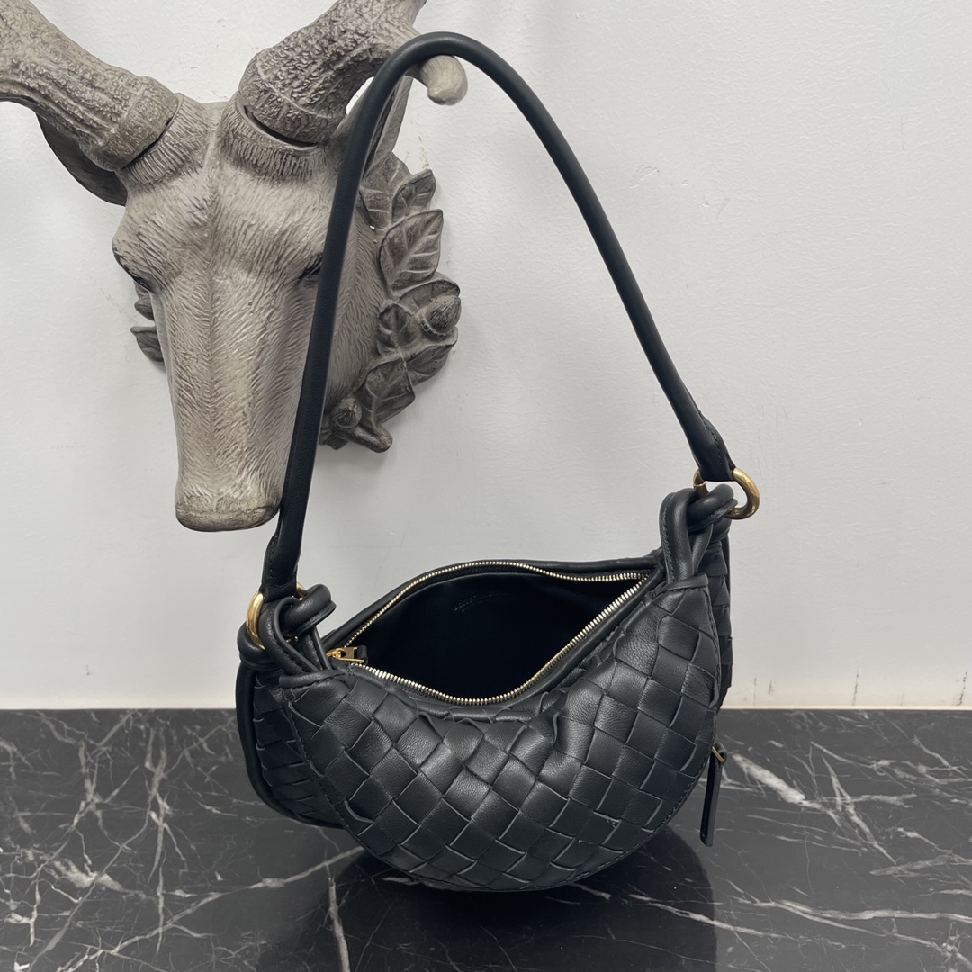 ¡Bottega Veneta Pequeño café Gemelli Una bolsa de axila muy caliente 🔥 diseño único de media luna es muy reconocible! Shu Qi con el mismo modelo ✨ Twin bolsa tiene una media luna extraíble cremallera de mano con un sentido del diseño, al mismo tiempo, pero también con un buen partido para hacer que la gente brillante Diseño estructural único para satisfacer las necesidades de diferentes ocasiones Pequeño Modelo N º: 8004 Tamaño: 24,5 * 7 * 19cm - alta fábrica de imitación