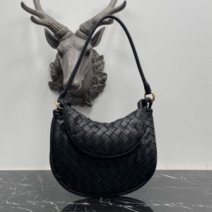 Bottega Veneta Small Black Gemelli Un sac très chaud sous le bras 🔥 Le design unique de la demi-lune est très reconnaissable ! Shu Qi avec le même modèle ✨ Twin bag a une demi-lune amovible zip à main avec un sens du design en même temps, mais aussi avec un bon match pour rendre les gens lumineux Conception structurelle unique pour répondre aux besoins de différentes occasions Petit modèle n ° : 8004 Taille : 24,5 * 7 * 19cm - haute imitation usine.