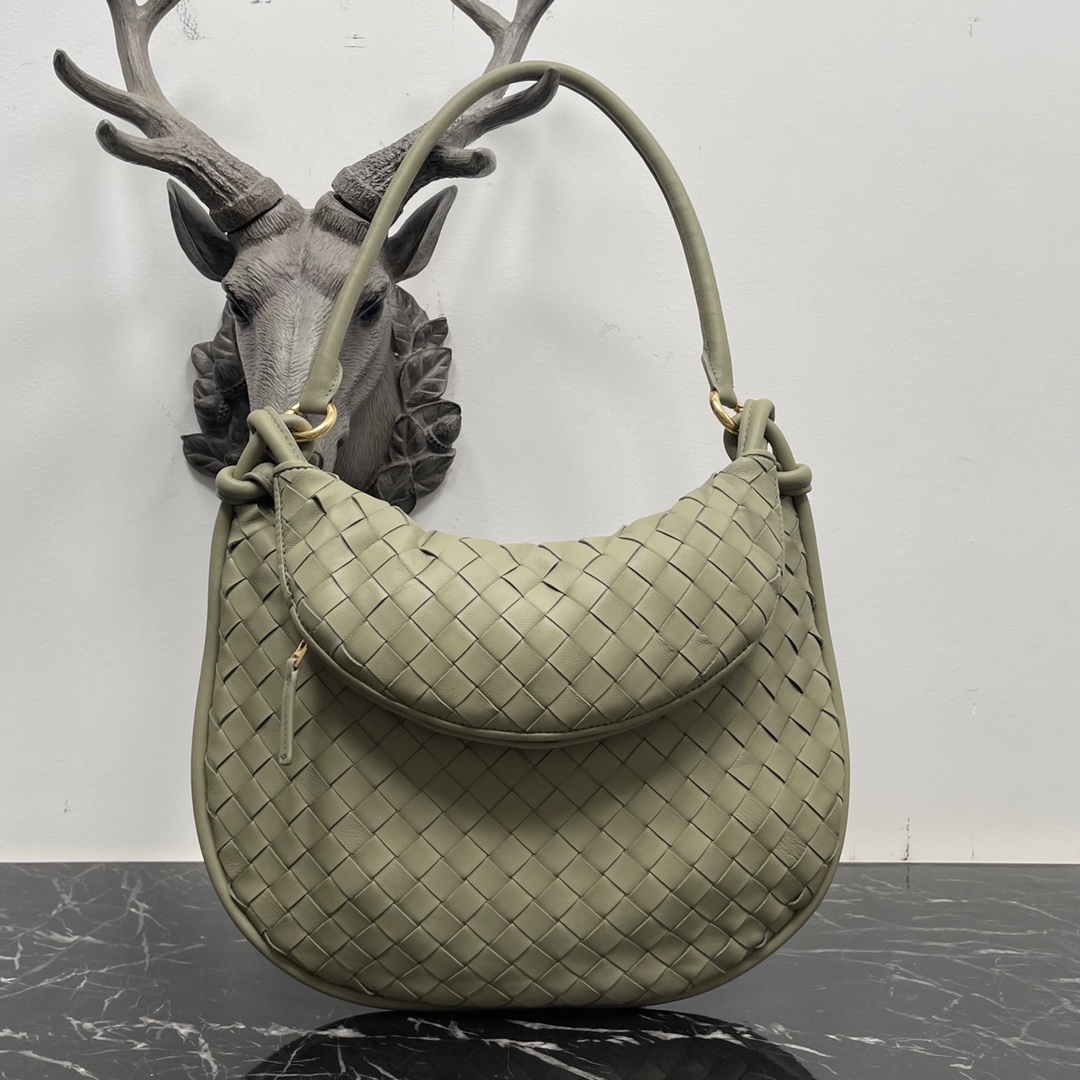 Bottega Veneta Gemelli bag in cavern green 🤎 From the Winter 2023 show, the Gemelli bag, which means "twin" in Italian, is a clever and interesting design that combines a large bag with a zippered handle to create the effect of a twin bag. 🤍The overall design echoes the "power of stacking" of the Summer 2023 collection, with the Gemelli bag, which is a pairing of two bags, joined by a knot that connects the top and bottom sections, a classic Bottega Veneta design 🖤The knots are also part of the design. Medium Model No.: 8004 Size: 36*10*25cm-High Faux Factory