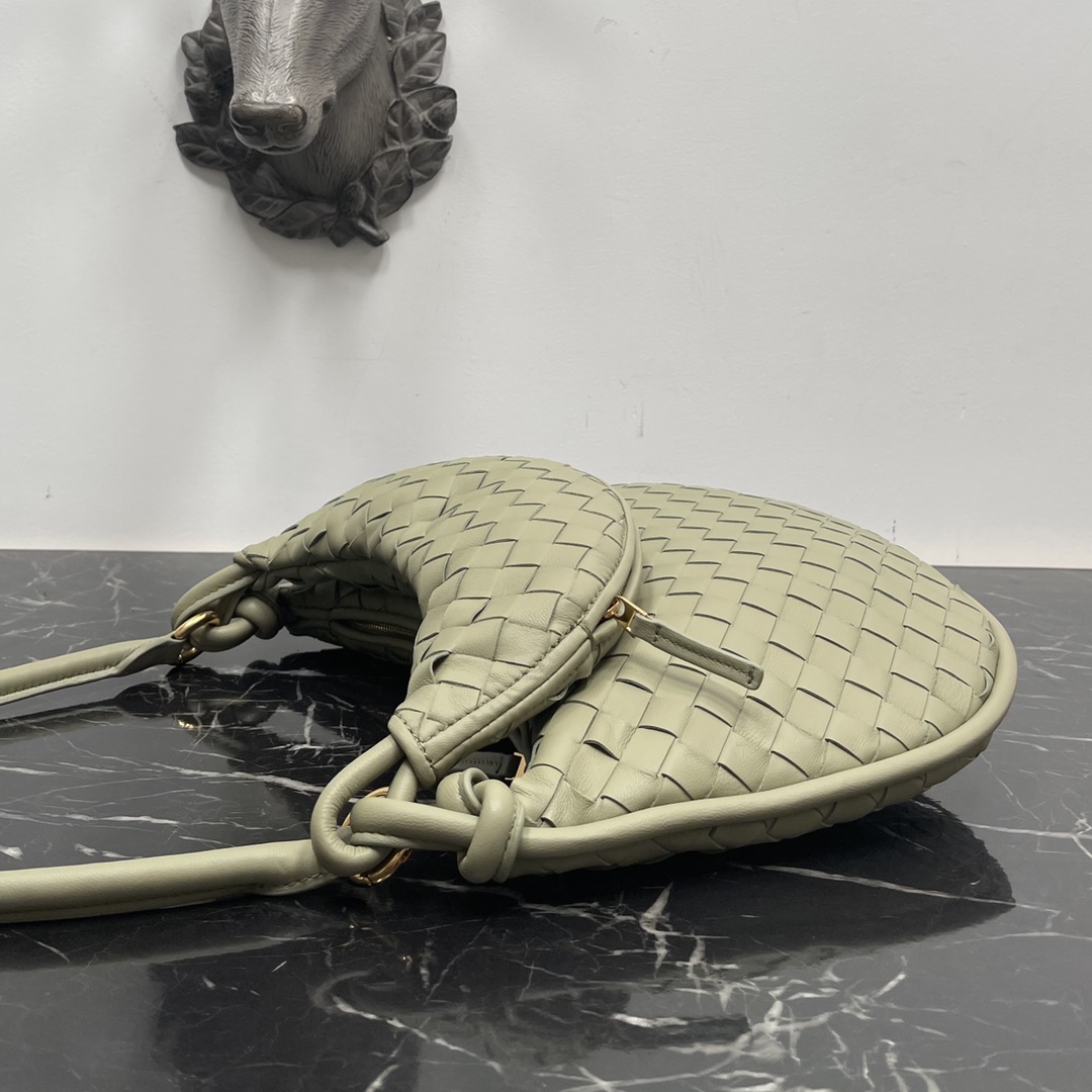 Bottega Veneta Gemelli bag in cavern green 🤎 From the Winter 2023 show, the Gemelli bag, which means "twin" in Italian, is a clever and interesting design that combines a large bag with a zippered handle to create the effect of a twin bag. 🤍The overall design echoes the "power of stacking" of the Summer 2023 collection, with the Gemelli bag, which is a pairing of two bags, joined by a knot that connects the top and bottom sections, a classic Bottega Veneta design 🖤The knots are also part of the design. Medium Model No.: 8004 Size: 36*10*25cm-High Faux Factory