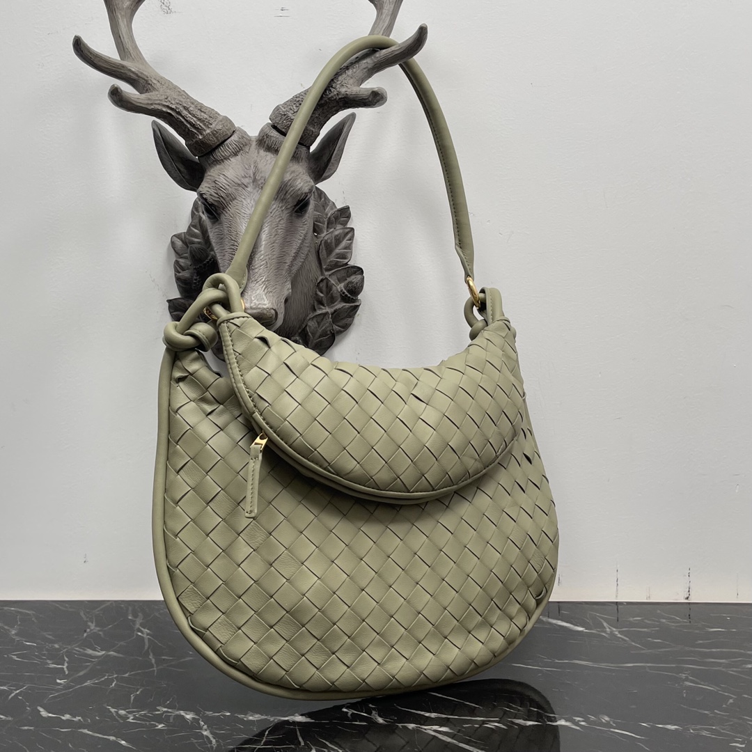 Bottega Veneta Gemelli bag in cavern green 🤎 From the Winter 2023 show, the Gemelli bag, which means "twin" in Italian, is a clever and interesting design that combines a large bag with a zippered handle to create the effect of a twin bag. 🤍The overall design echoes the "power of stacking" of the Summer 2023 collection, with the Gemelli bag, which is a pairing of two bags, joined by a knot that connects the top and bottom sections, a classic Bottega Veneta design 🖤The knots are also part of the design. Medium Model No.: 8004 Size: 36*10*25cm-High Faux Factory