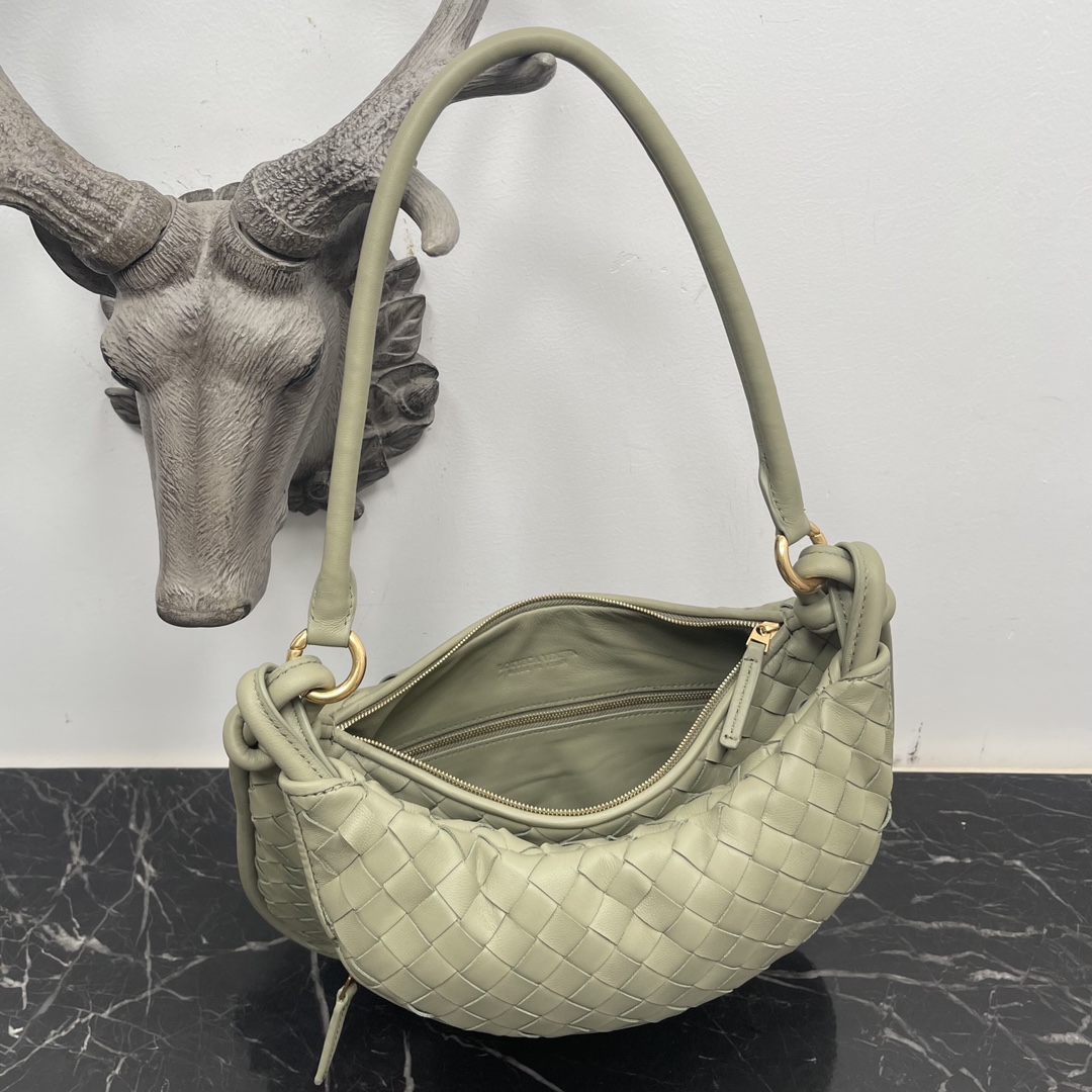 Bottega Veneta Gemelli bag in cavern green 🤎 From the Winter 2023 show, the Gemelli bag, which means "twin" in Italian, is a clever and interesting design that combines a large bag with a zippered handle to create the effect of a twin bag. 🤍The overall design echoes the "power of stacking" of the Summer 2023 collection, with the Gemelli bag, which is a pairing of two bags, joined by a knot that connects the top and bottom sections, a classic Bottega Veneta design 🖤The knots are also part of the design. Medium Model No.: 8004 Size: 36*10*25cm-High Faux Factory