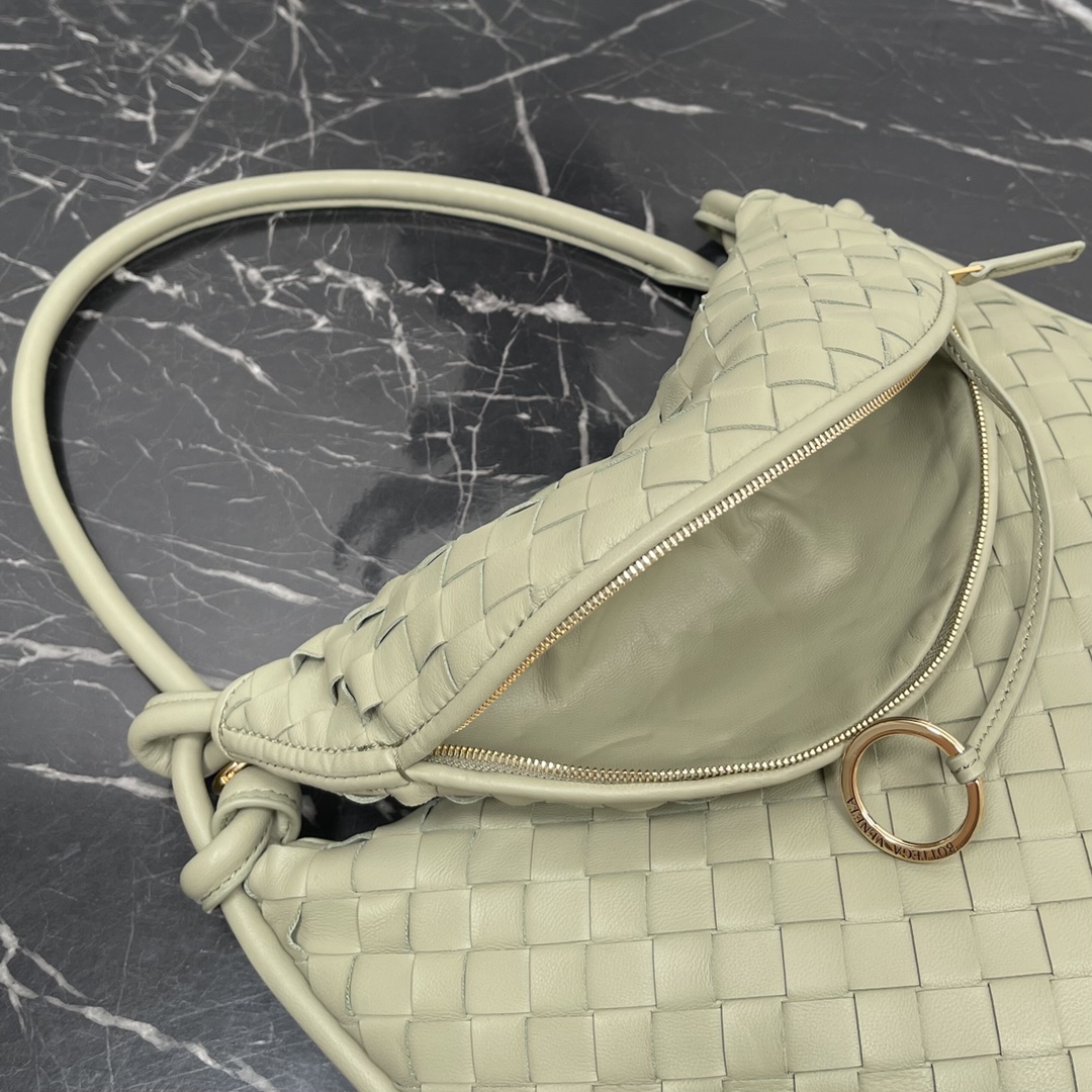 Bolsa Bottega Veneta Gemelli em verde caverna 🤎 Do show Winter 2023, a bolsa Gemelli, que significa "gêmea" em italiano, é um design inteligente e interessante, com uma bolsa grande e uma alça com zíper que cria o efeito de uma bolsa dupla. O design geral ecoa o "poder de empilhamento" da coleção Summer 2023, com a bolsa Gemelli, que é um emparelhamento de duas bolsas, unidas por um nó que conecta as seções superior e inferior, um design clássico da Bottega Veneta 🖤. Modelo médio N.º: 8004 Tamanho: 36*10*25cm-Alto Fábrica de Falsos