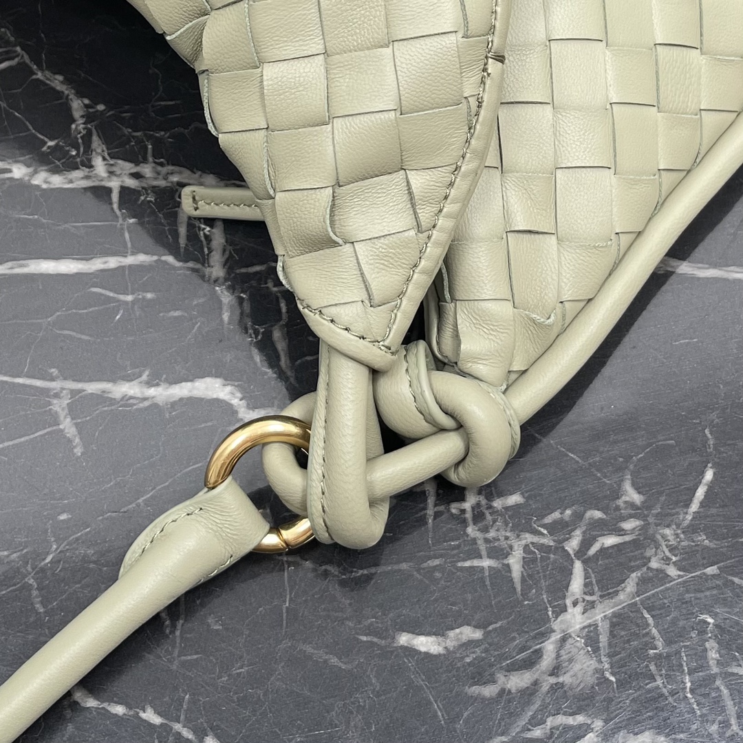 Bottega Veneta Gemelli bag in cavern green 🤎 From the Winter 2023 show, the Gemelli bag, which means "twin" in Italian, is a clever and interesting design that combines a large bag with a zippered handle to create the effect of a twin bag. 🤍The overall design echoes the "power of stacking" of the Summer 2023 collection, with the Gemelli bag, which is a pairing of two bags, joined by a knot that connects the top and bottom sections, a classic Bottega Veneta design 🖤The knots are also part of the design. Medium Model No.: 8004 Size: 36*10*25cm-High Faux Factory