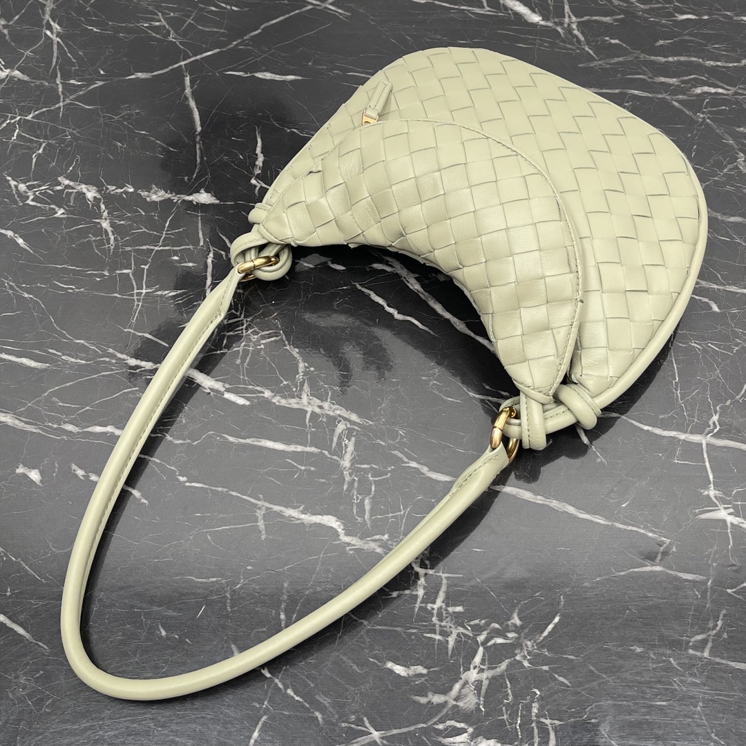 Bottega Veneta Small Cavern Green Gemelli A very hot underarm bag 🔥 unique half-moon design is very recognizable! Shu Qi with the same model ✨ Twin bag has a removable half-moon zipper handheld with a sense of design at the same time, but also with a good match to make people bright Unique structural design to meet the needs of different occasions Small Model No.: 8004 Size: 24.5 * 7 * 19cm - high imitation factory