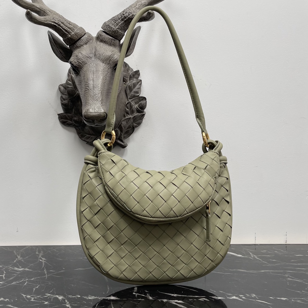 Bottega Veneta Small Cavern Green Gemelli A very hot underarm bag 🔥 unique half-moon design is very recognizable! Shu Qi with the same model ✨ Twin bag has a removable half-moon zipper handheld with a sense of design at the same time, but also with a good match to make people bright Unique structural design to meet the needs of different occasions Small Model No.: 8004 Size: 24.5 * 7 * 19cm - high imitation factory