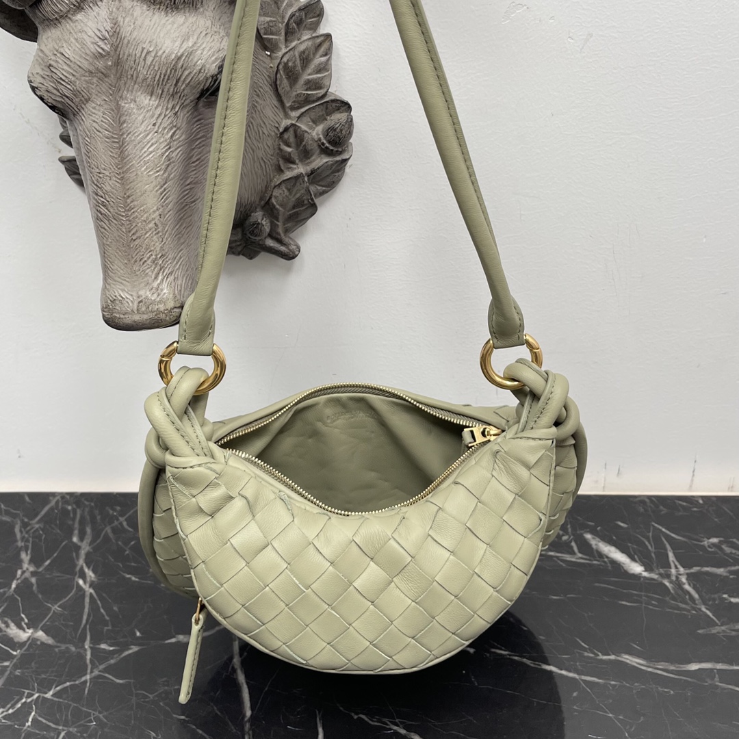 Bottega Veneta Small Cavern Green Gemelli A very hot underarm bag 🔥 unique half-moon design is very recognizable! Shu Qi with the same model ✨ Twin bag has a removable half-moon zipper handheld with a sense of design at the same time, but also with a good match to make people bright Unique structural design to meet the needs of different occasions Small Model No.: 8004 Size: 24.5 * 7 * 19cm - high imitation factory