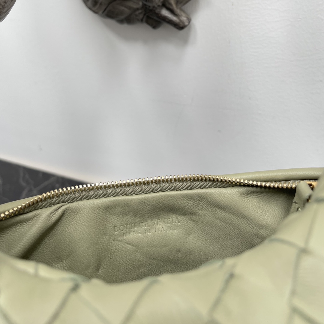 Bottega Veneta Small Cavern Green Gemelli A very hot underarm bag 🔥 unique half-moon design is very recognizable! Shu Qi with the same model ✨ Twin bag has a removable half-moon zipper handheld with a sense of design at the same time, but also with a good match to make people bright Unique structural design to meet the needs of different occasions Small Model No.: 8004 Size: 24.5 * 7 * 19cm - high imitation factory