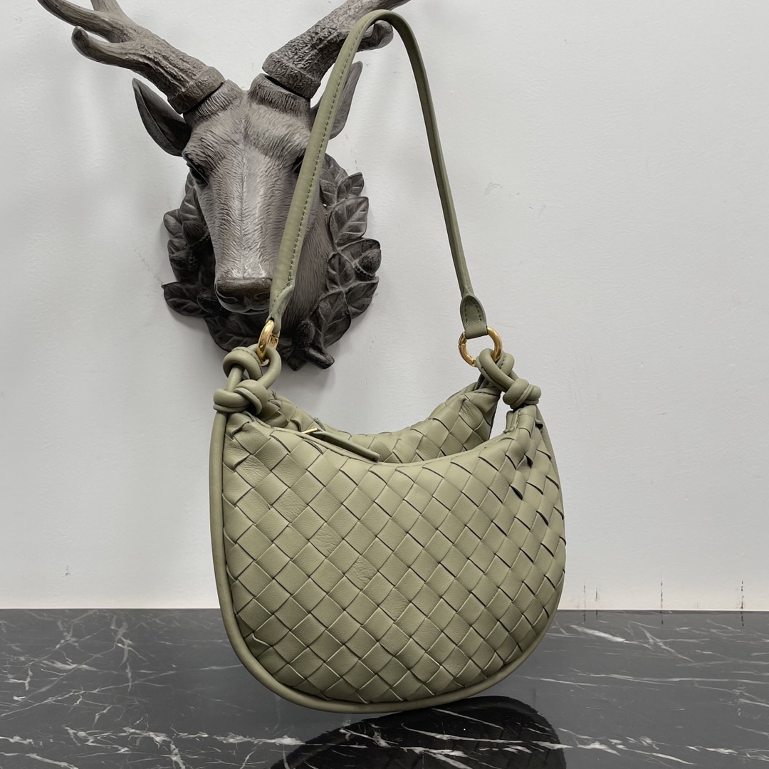 Bottega Veneta Small Cavern Green Gemelli A very hot underarm bag 🔥 unique half-moon design is very recognizable! Shu Qi with the same model ✨ Twin bag has a removable half-moon zipper handheld with a sense of design at the same time, but also with a good match to make people bright Unique structural design to meet the needs of different occasions Small Model No.: 8004 Size: 24.5 * 7 * 19cm - high imitation factory