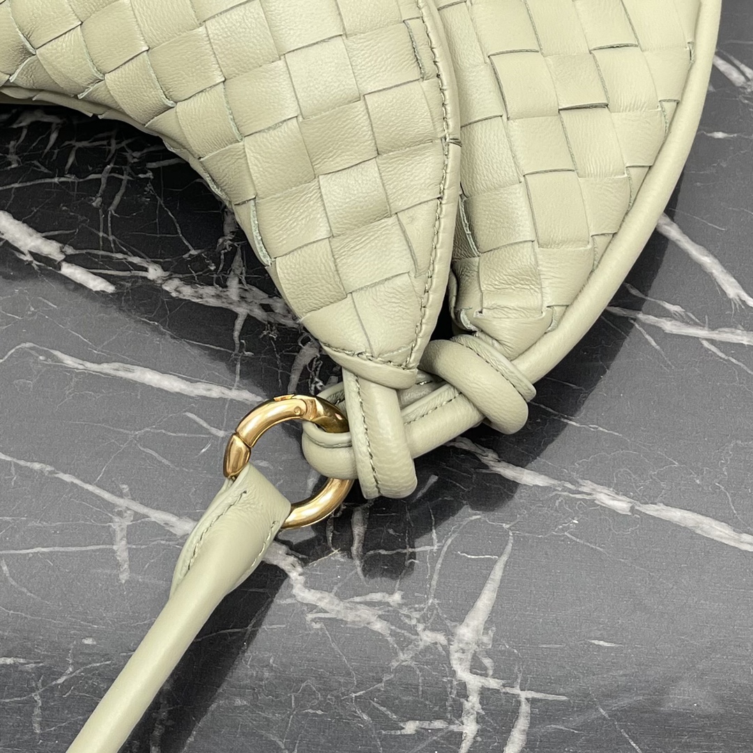 Bottega Veneta Small Cavern Green Gemelli A very hot underarm bag 🔥 unique half-moon design is very recognizable! Shu Qi with the same model ✨ Twin bag has a removable half-moon zipper handheld with a sense of design at the same time, but also with a good match to make people bright Unique structural design to meet the needs of different occasions Small Model No.: 8004 Size: 24.5 * 7 * 19cm - high imitation factory