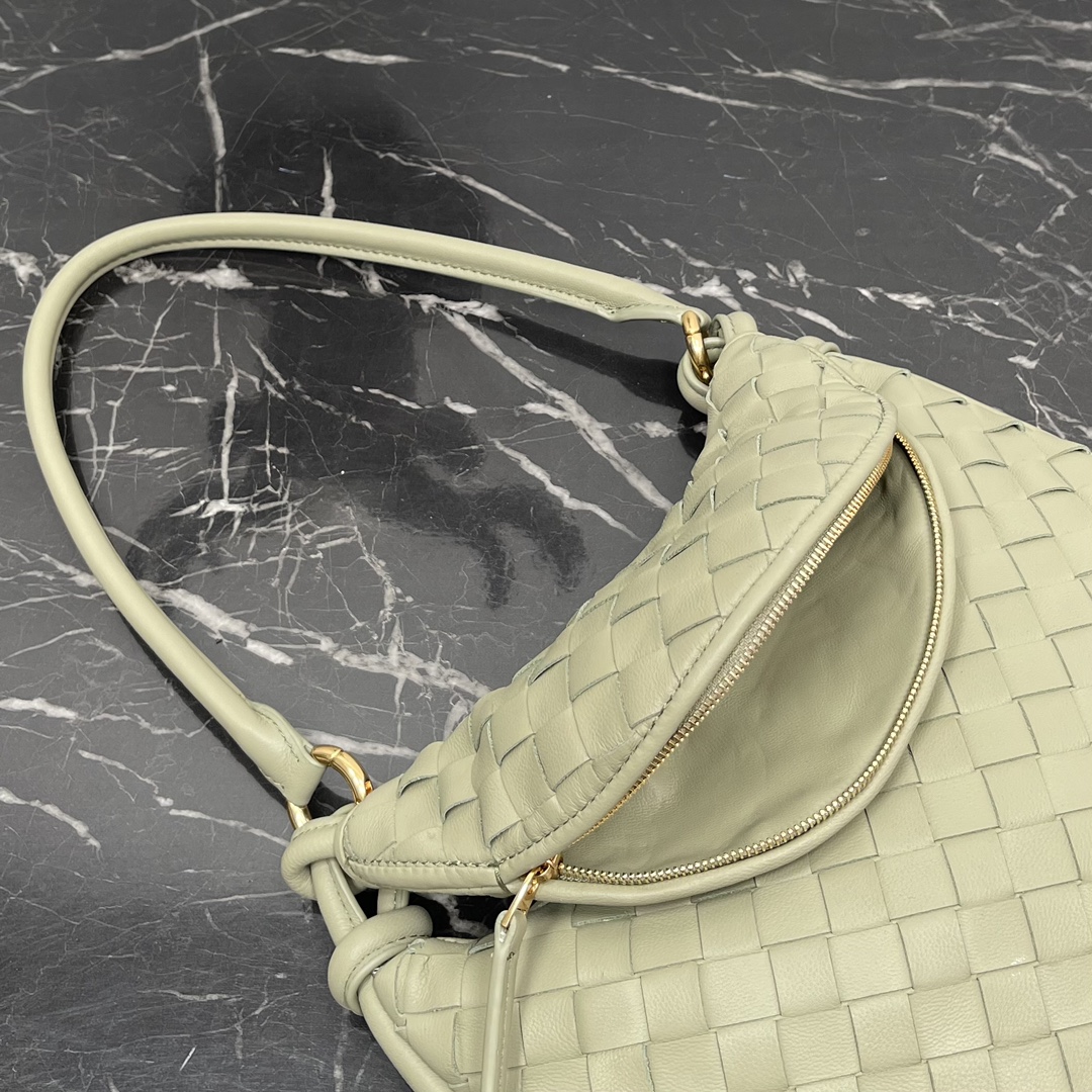 Bottega Veneta Small Cavern Green Gemelli A very hot underarm bag 🔥 unique half-moon design is very recognizable! Shu Qi with the same model ✨ Twin bag has a removable half-moon zipper handheld with a sense of design at the same time, but also with a good match to make people bright Unique structural design to meet the needs of different occasions Small Model No.: 8004 Size: 24.5 * 7 * 19cm - high imitation factory