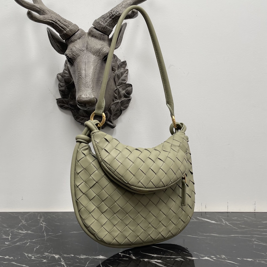 Bottega Veneta Small Cavern Green Gemelli A very hot underarm bag 🔥 unique half-moon design is very recognizable! Shu Qi with the same model ✨ Twin bag has a removable half-moon zipper handheld with a sense of design at the same time, but also with a good match to make people bright Unique structural design to meet the needs of different occasions Small Model No.: 8004 Size: 24.5 * 7 * 19cm - high imitation factory