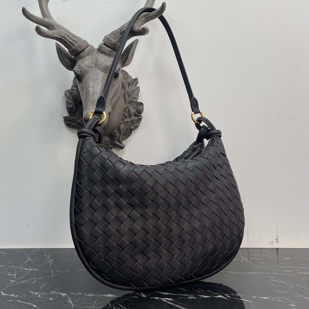 Bolsa Bottega Veneta Large Coffee Gemelli 🤎 Do show Winter 2023, a bolsa Gemelli, que significa "gêmea" em italiano, é um design inteligente e interessante, com uma bolsa grande e uma alça com zíper que cria o efeito de uma bolsa dupla. O design geral ecoa o "poder de empilhamento" da coleção Summer 2023, com a bolsa Gemelli, que é um emparelhamento de duas bolsas, unidas por um nó que conecta as seções superior e inferior, um design clássico da Bottega Veneta 🖤. Modelo médio N.º: 8004 Tamanho: 36*10*25cm-Alto Fábrica de Falsos