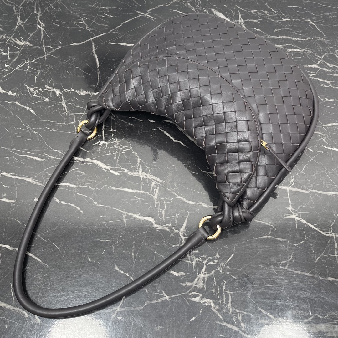 Bolsa Bottega Veneta Large Coffee Gemelli 🤎 Do show Winter 2023, a bolsa Gemelli, que significa "gêmea" em italiano, é um design inteligente e interessante, com uma bolsa grande e uma alça com zíper que cria o efeito de uma bolsa dupla. O design geral ecoa o "poder de empilhamento" da coleção Summer 2023, com a bolsa Gemelli, que é um emparelhamento de duas bolsas, unidas por um nó que conecta as seções superior e inferior, um design clássico da Bottega Veneta 🖤. Modelo médio N.º: 8004 Tamanho: 36*10*25cm-Alto Fábrica de Falsos