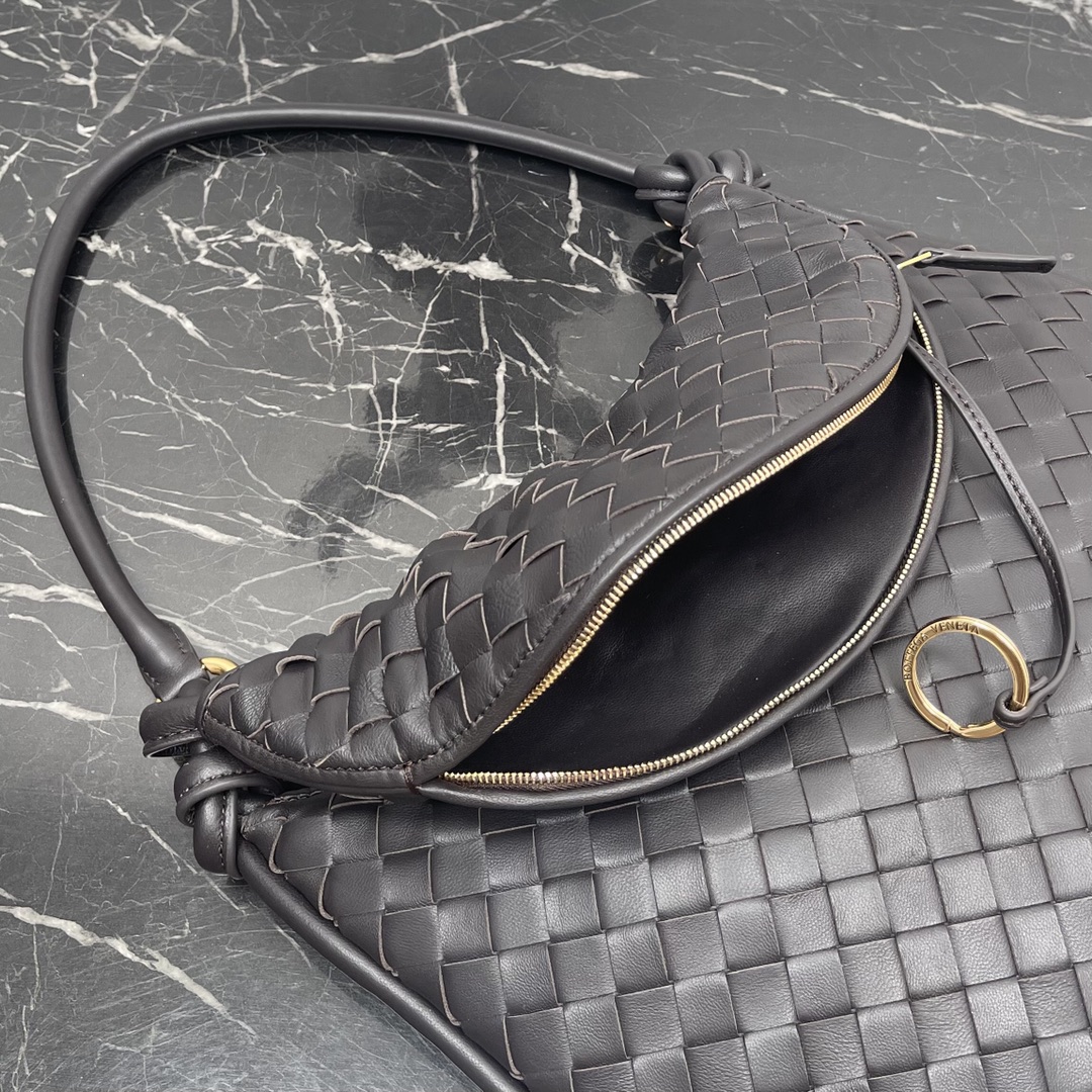 Bolsa Bottega Veneta Large Coffee Gemelli 🤎 Do show Winter 2023, a bolsa Gemelli, que significa "gêmea" em italiano, é um design inteligente e interessante, com uma bolsa grande e uma alça com zíper que cria o efeito de uma bolsa dupla. O design geral ecoa o "poder de empilhamento" da coleção Summer 2023, com a bolsa Gemelli, que é um emparelhamento de duas bolsas, unidas por um nó que conecta as seções superior e inferior, um design clássico da Bottega Veneta 🖤. Modelo médio N.º: 8004 Tamanho: 36*10*25cm-Alto Fábrica de Falsos