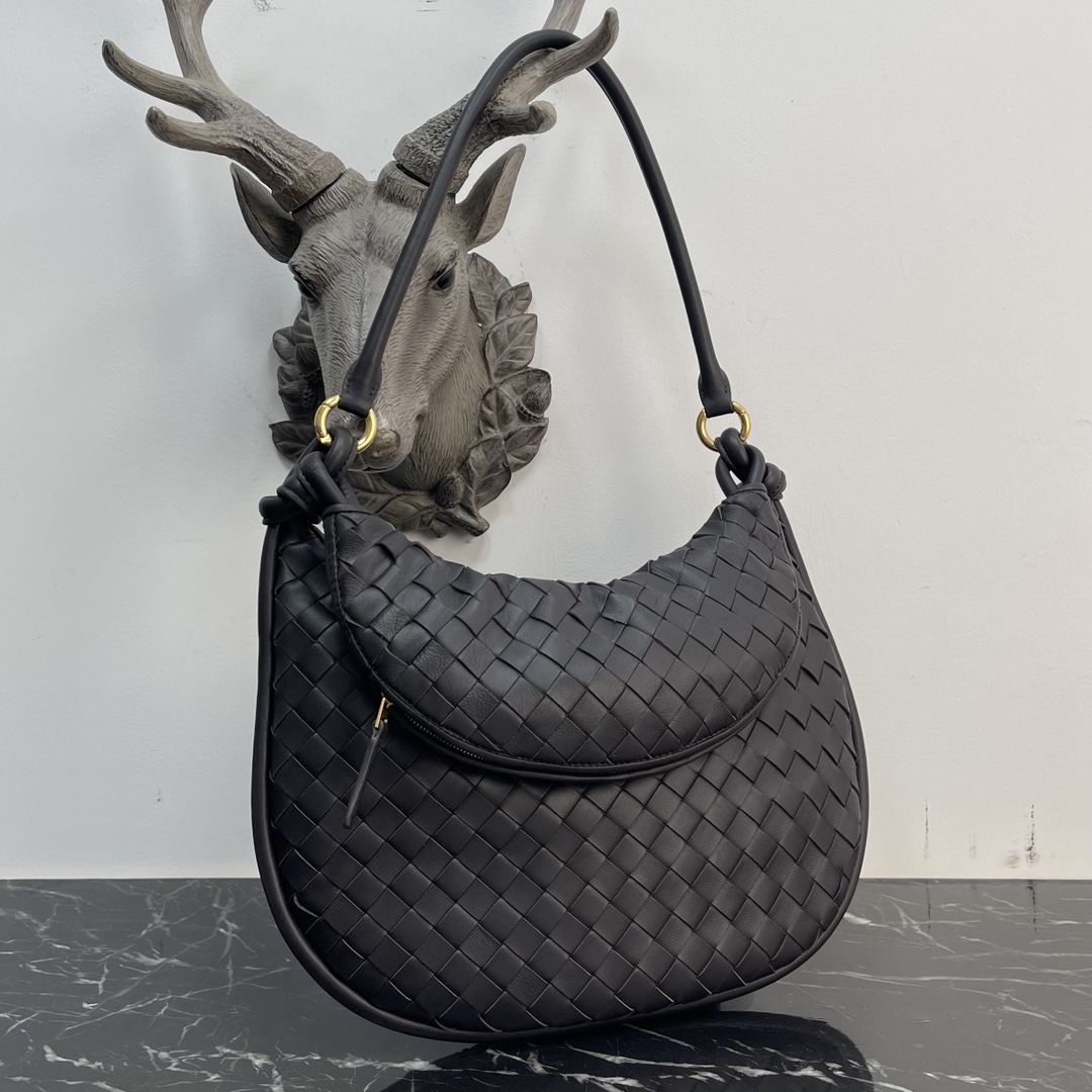 Bolsa Bottega Veneta Large Coffee Gemelli 🤎 Do show Winter 2023, a bolsa Gemelli, que significa "gêmea" em italiano, é um design inteligente e interessante, com uma bolsa grande e uma alça com zíper que cria o efeito de uma bolsa dupla. O design geral ecoa o "poder de empilhamento" da coleção Summer 2023, com a bolsa Gemelli, que é um emparelhamento de duas bolsas, unidas por um nó que conecta as seções superior e inferior, um design clássico da Bottega Veneta 🖤. Modelo médio N.º: 8004 Tamanho: 36*10*25cm-Alto Fábrica de Falsos