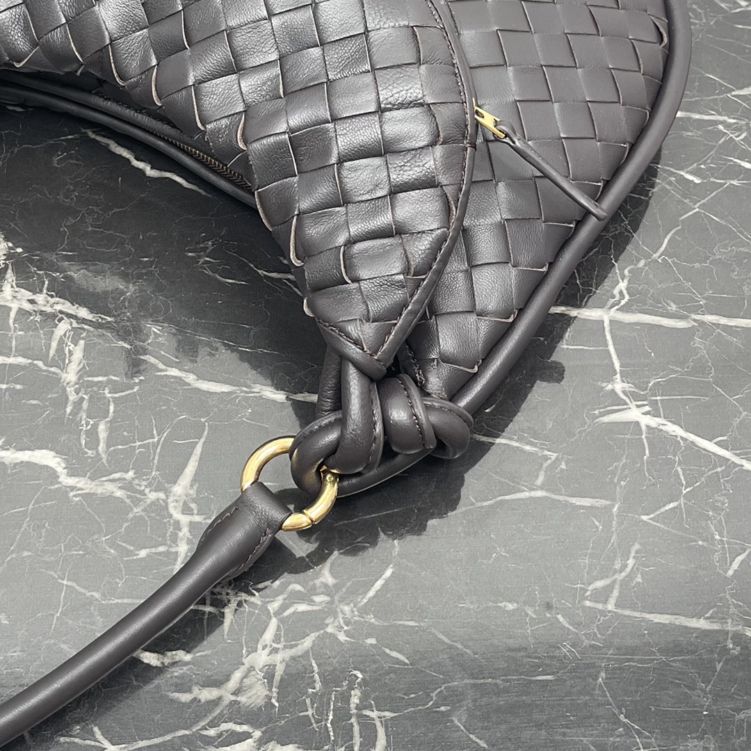 Bolsa Bottega Veneta Large Coffee Gemelli 🤎 Do show Winter 2023, a bolsa Gemelli, que significa "gêmea" em italiano, é um design inteligente e interessante, com uma bolsa grande e uma alça com zíper que cria o efeito de uma bolsa dupla. O design geral ecoa o "poder de empilhamento" da coleção Summer 2023, com a bolsa Gemelli, que é um emparelhamento de duas bolsas, unidas por um nó que conecta as seções superior e inferior, um design clássico da Bottega Veneta 🖤. Modelo médio N.º: 8004 Tamanho: 36*10*25cm-Alto Fábrica de Falsos