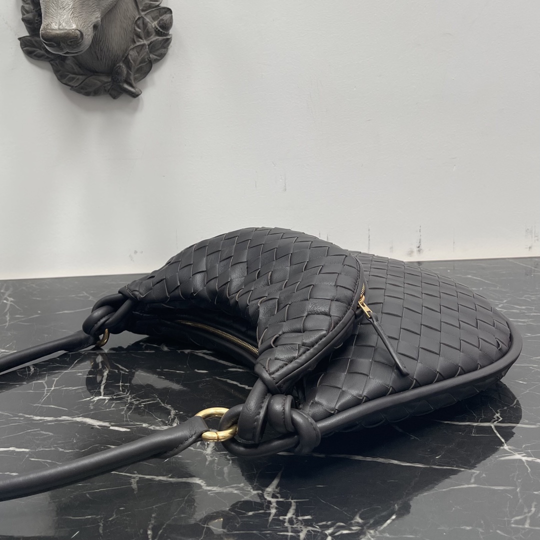 Bolsa Bottega Veneta Large Coffee Gemelli 🤎 Do show Winter 2023, a bolsa Gemelli, que significa "gêmea" em italiano, é um design inteligente e interessante, com uma bolsa grande e uma alça com zíper que cria o efeito de uma bolsa dupla. O design geral ecoa o "poder de empilhamento" da coleção Summer 2023, com a bolsa Gemelli, que é um emparelhamento de duas bolsas, unidas por um nó que conecta as seções superior e inferior, um design clássico da Bottega Veneta 🖤. Modelo médio N.º: 8004 Tamanho: 36*10*25cm-Alto Fábrica de Falsos